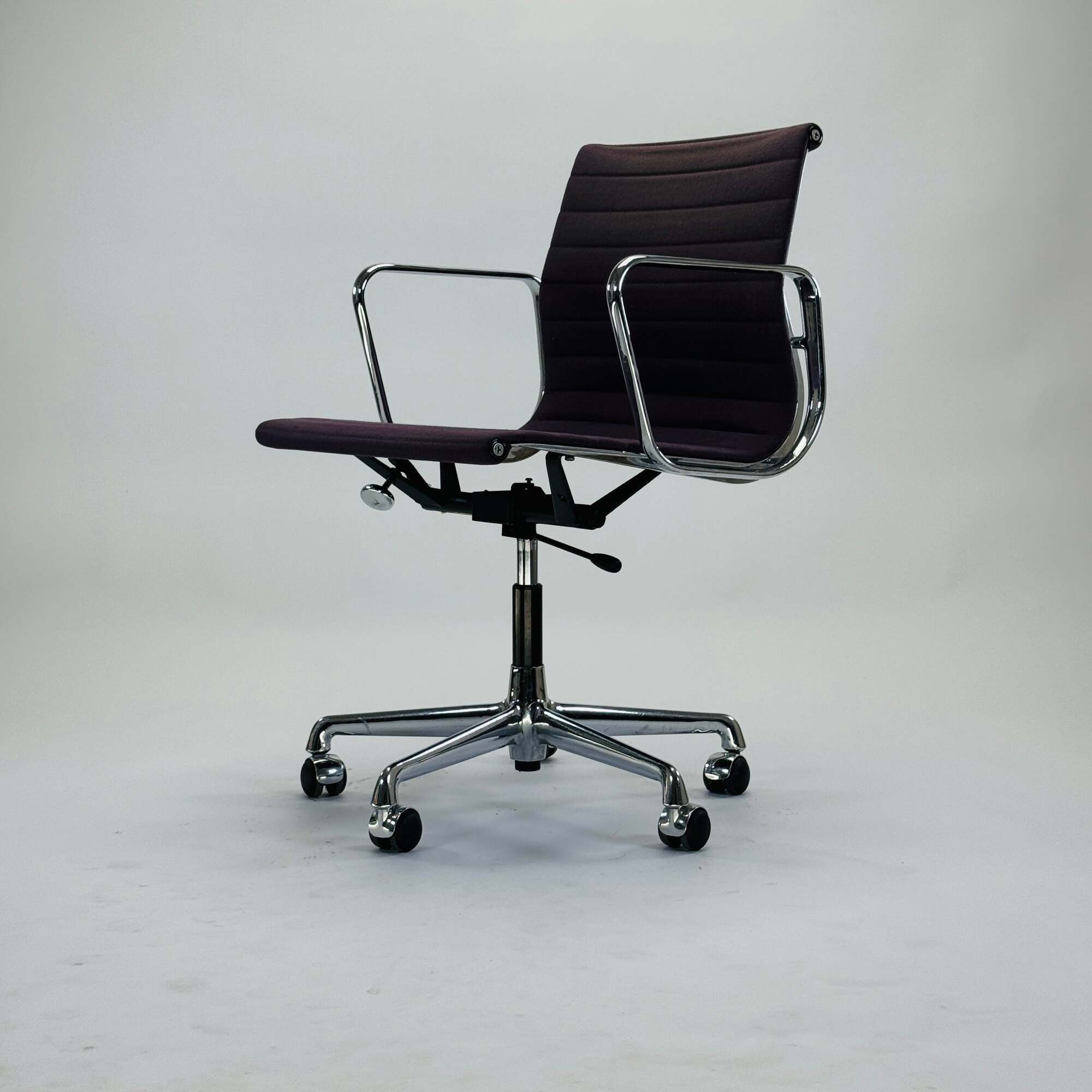 Eames EA 117 Chair Aluminium Lila 2