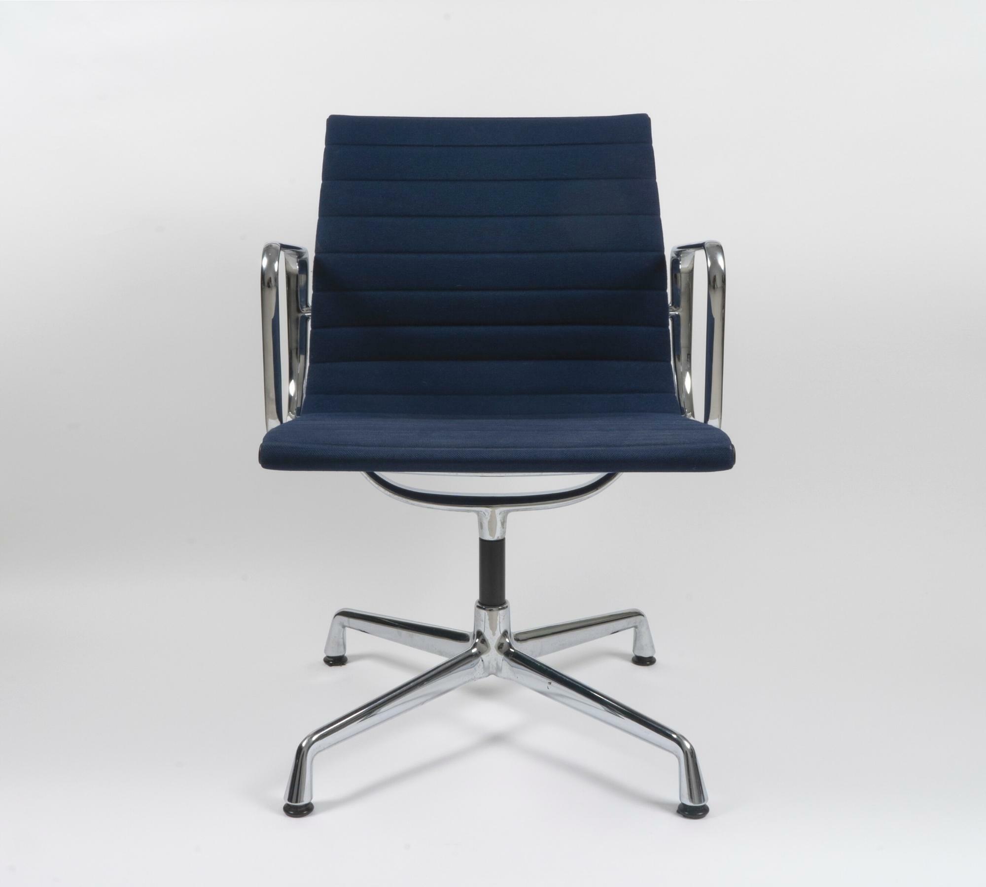 Vitra EA 107 Aluminum Chair Hopsak Blau 5