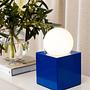 Bob 14 Tischleuchte Blau mit USB-C Ladestation 1