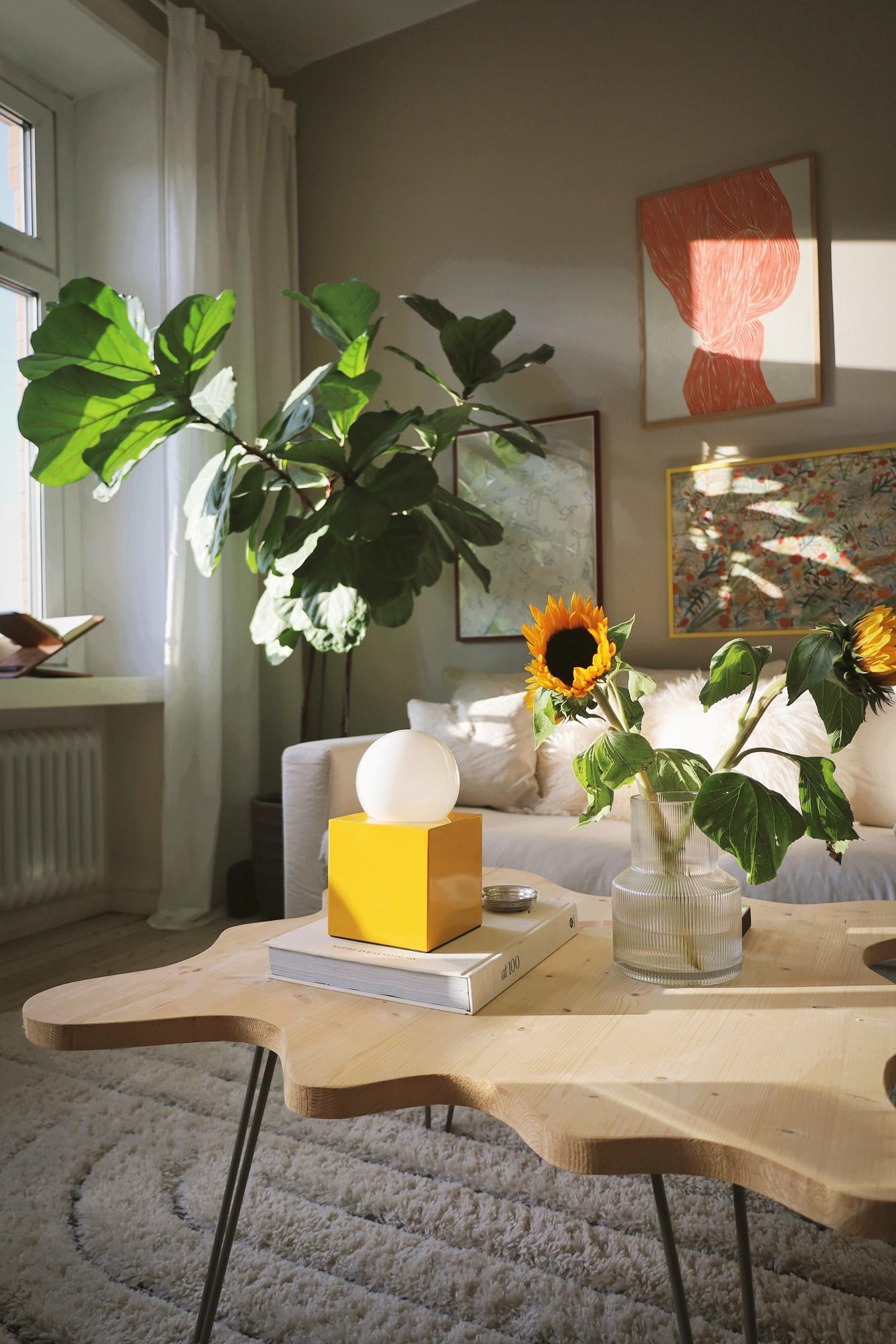 Bob 14 Tischleuchte Gelb mit USB-C Ladestation 6