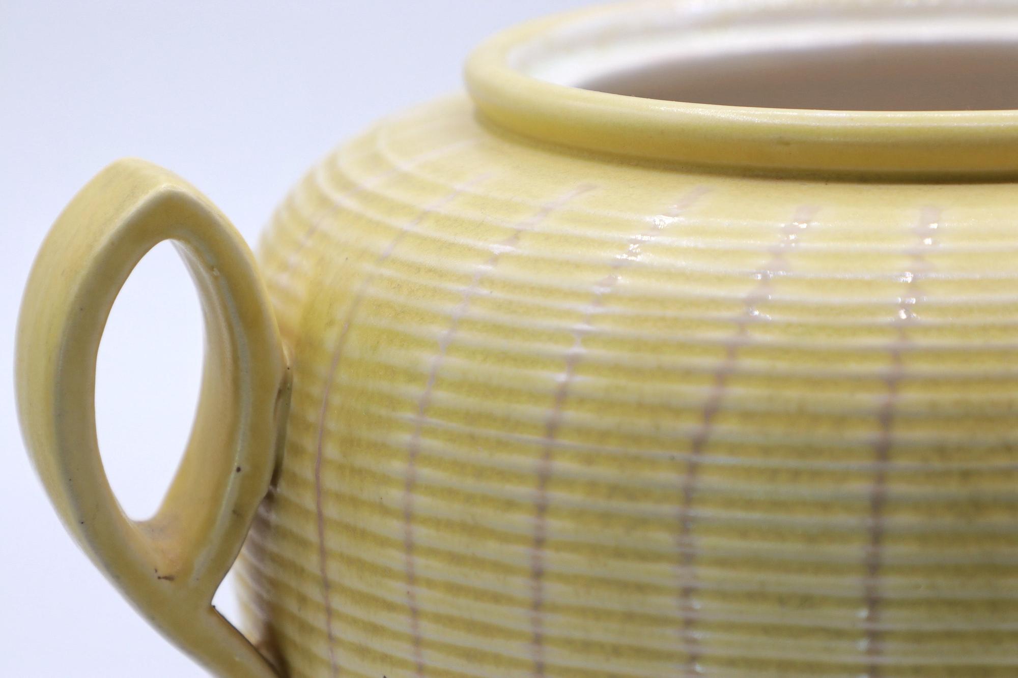 Vintage Bodenvase Keramik Gelb 1950er</source>`
    *   Translation: `Vaso da terra vintage in ceramica giallo anni '50`

    *   Wait, "Gelb" is singular masculine? "Vaso" is masculine. Yes.

    *   Final result: Vaso da terra vintage in ceramica giallo anni ' 2