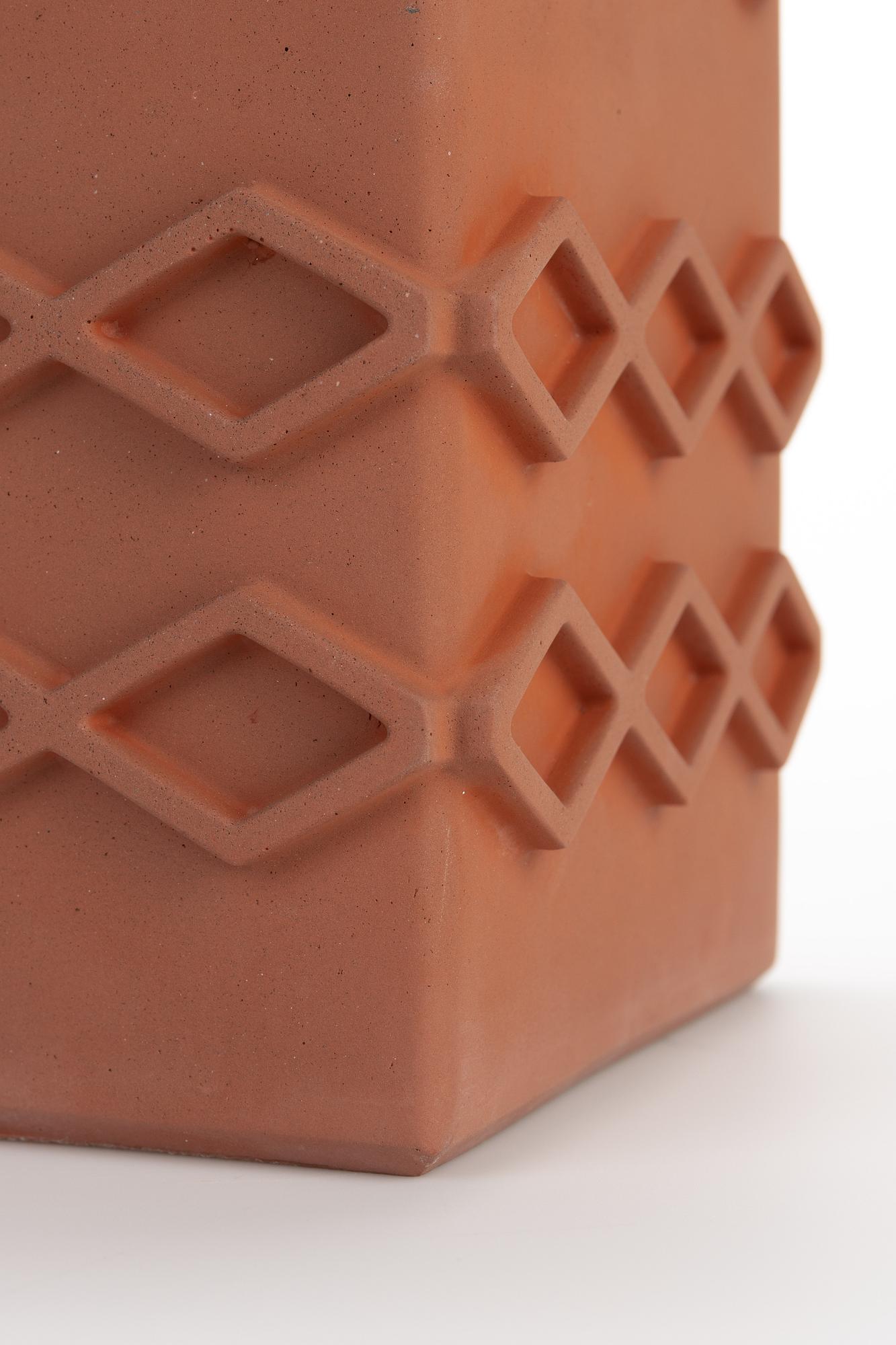 Graphic Vase Beton Braun 3