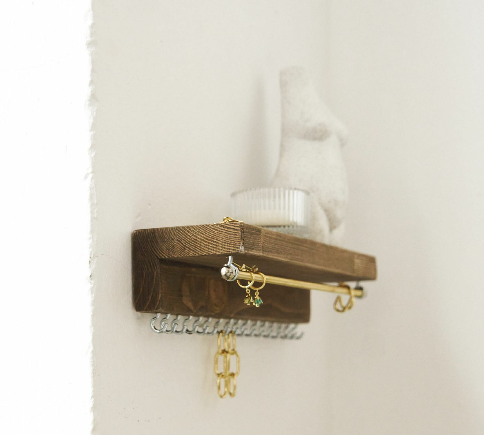 Danna Schmuckhalter Holz Nussbaum 2