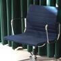 Vitra EA 107 Aluminum Chair Hopsak Blau 1
