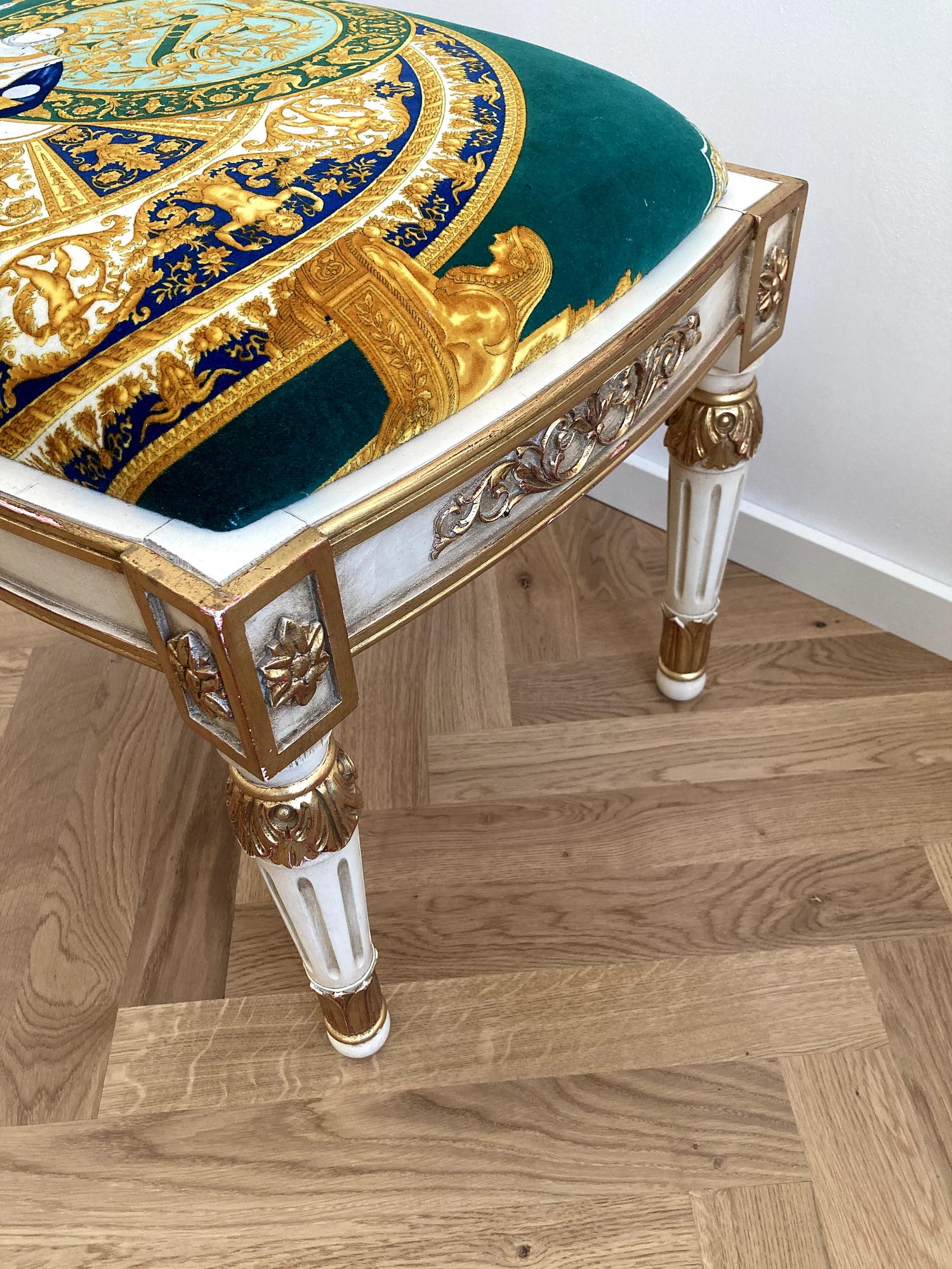 Vanitas Armlehnsessel mit Fußhocker 9