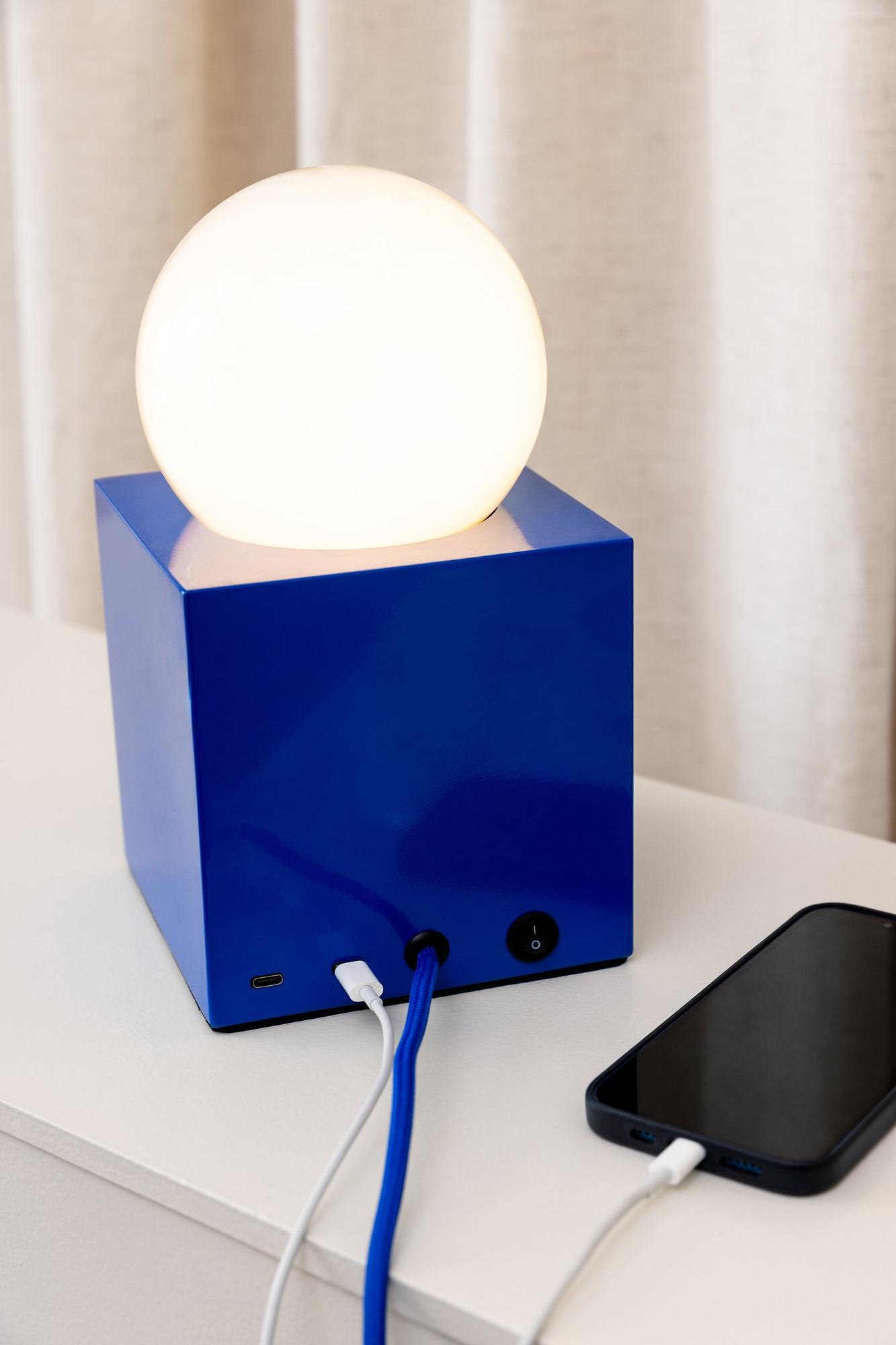 Bob 14 Tischleuchte Blau mit USB-C Ladestation 0