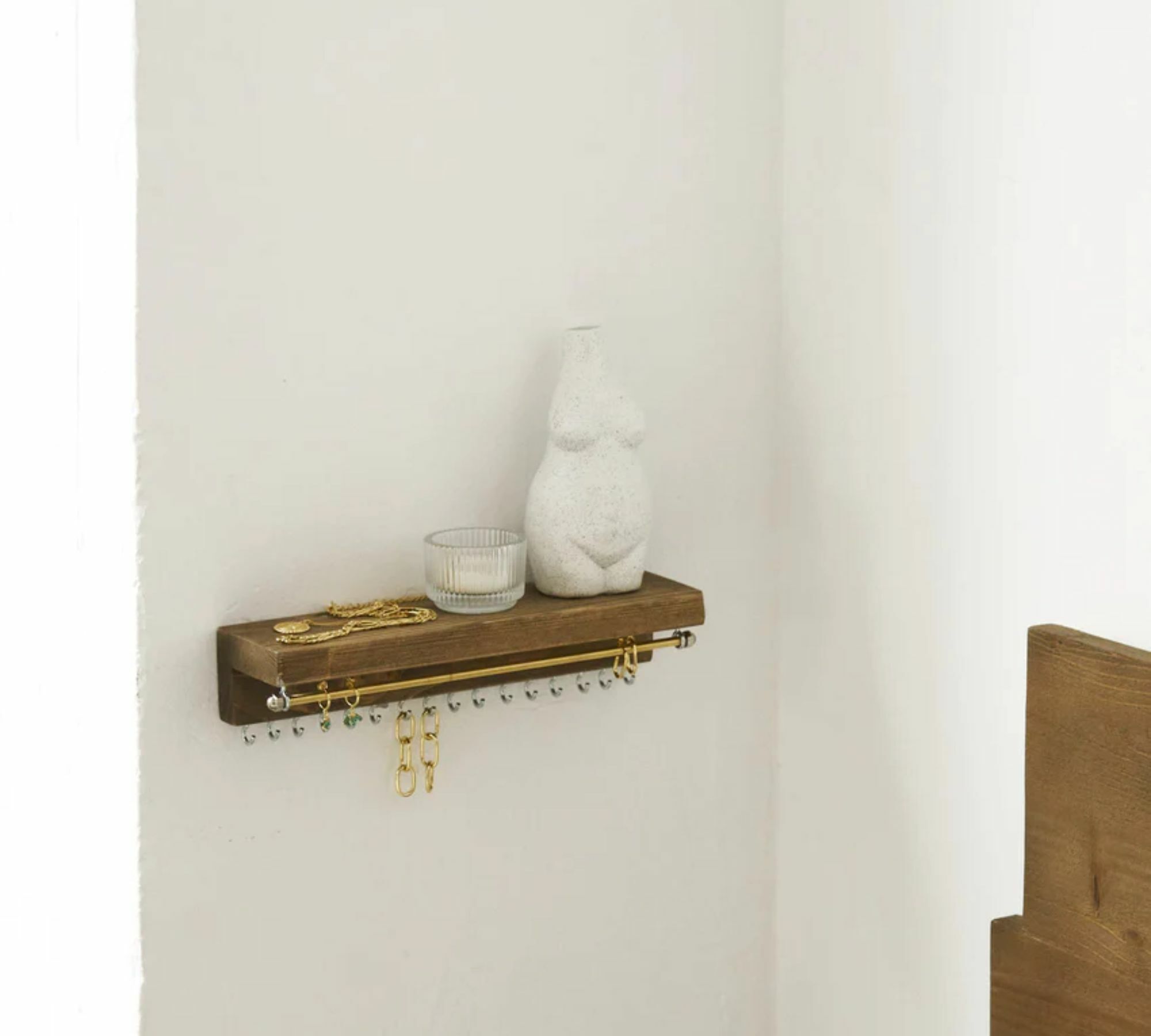 Danna Schmuckhalter Holz Nussbaum 1