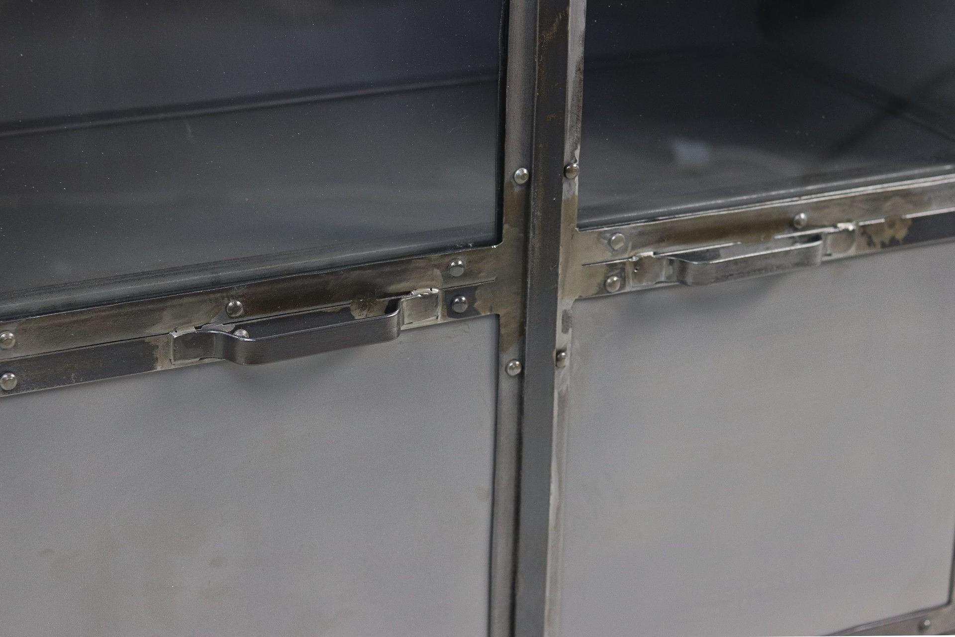 Brooklyn Schrank mit 2 Türen Metall Glas 4