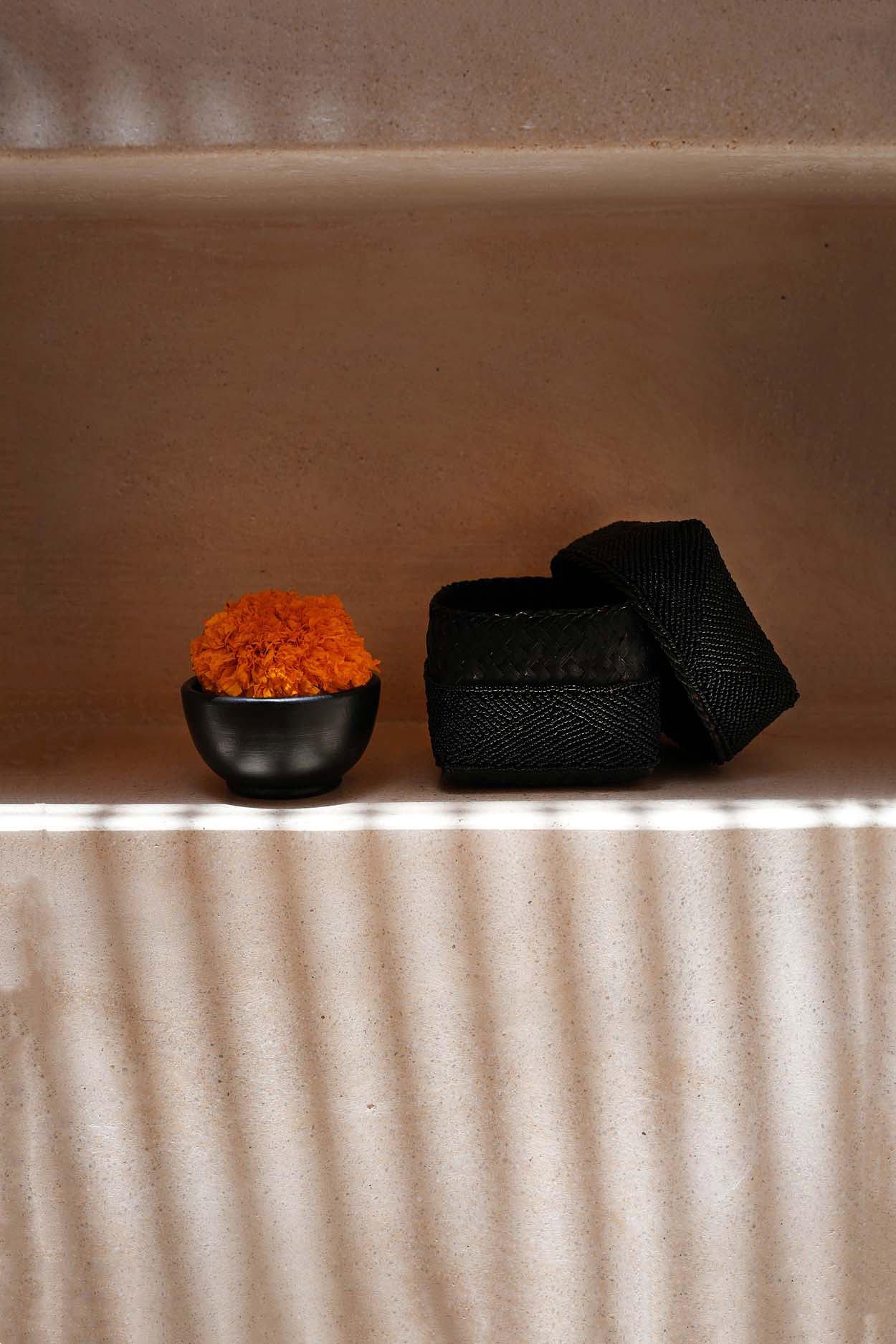 Beaded basket Black 1