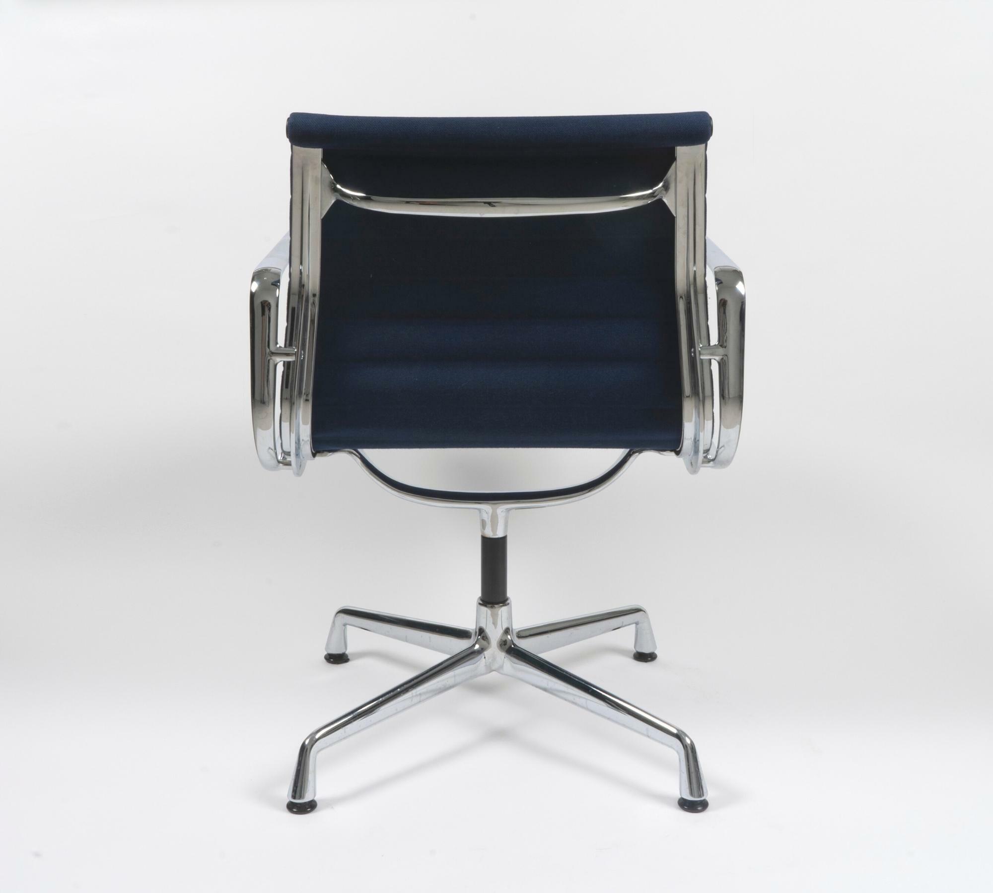 Vitra EA 107 Aluminum Chair Hopsak Blau 3