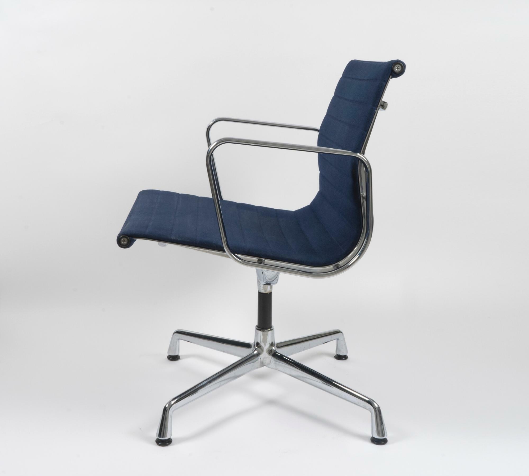 Vitra EA 107 Aluminum Chair Hopsak Blau 4