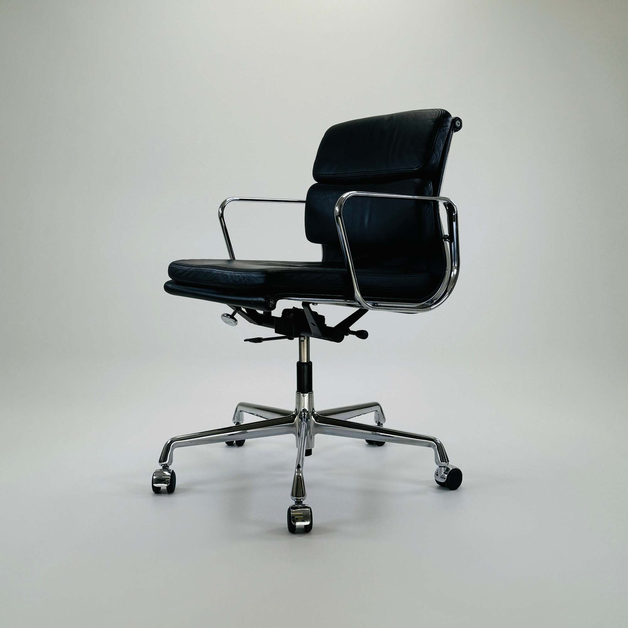 EA217 Aluminium Chair Schwarz 3