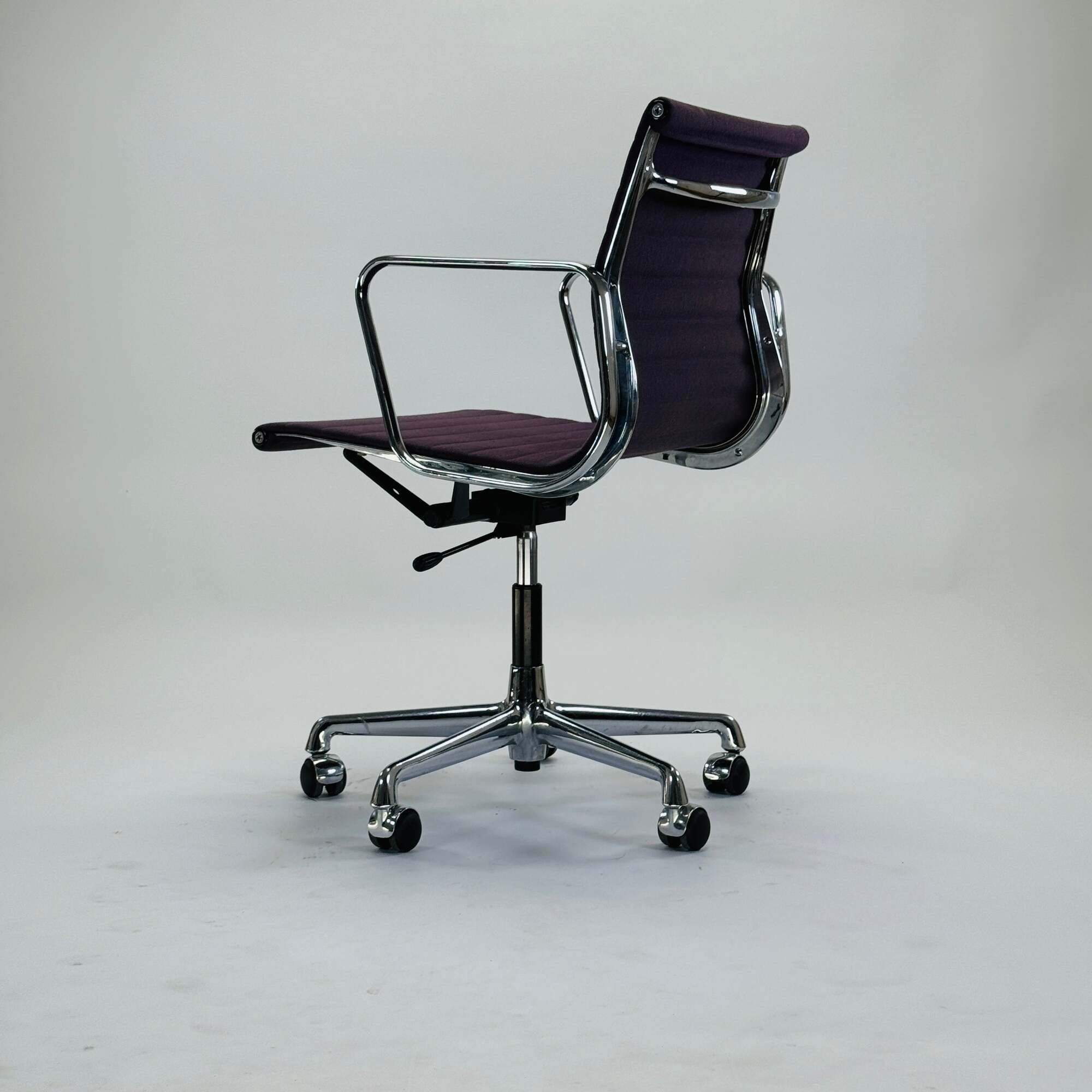 Eames EA 117 Chair Aluminium Lila 1