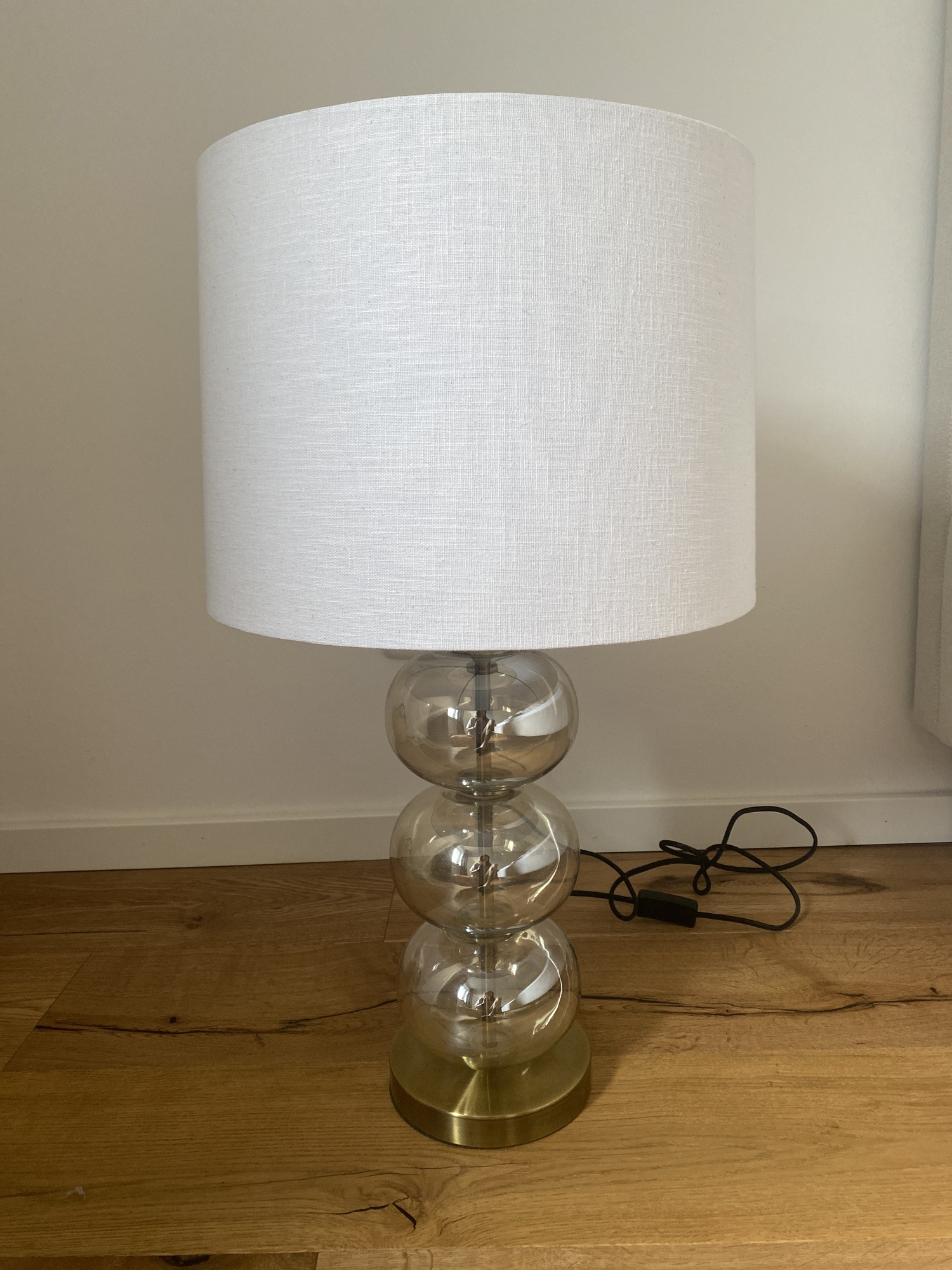 Tischleuchte mit Lampenschirm aus Leinen 0