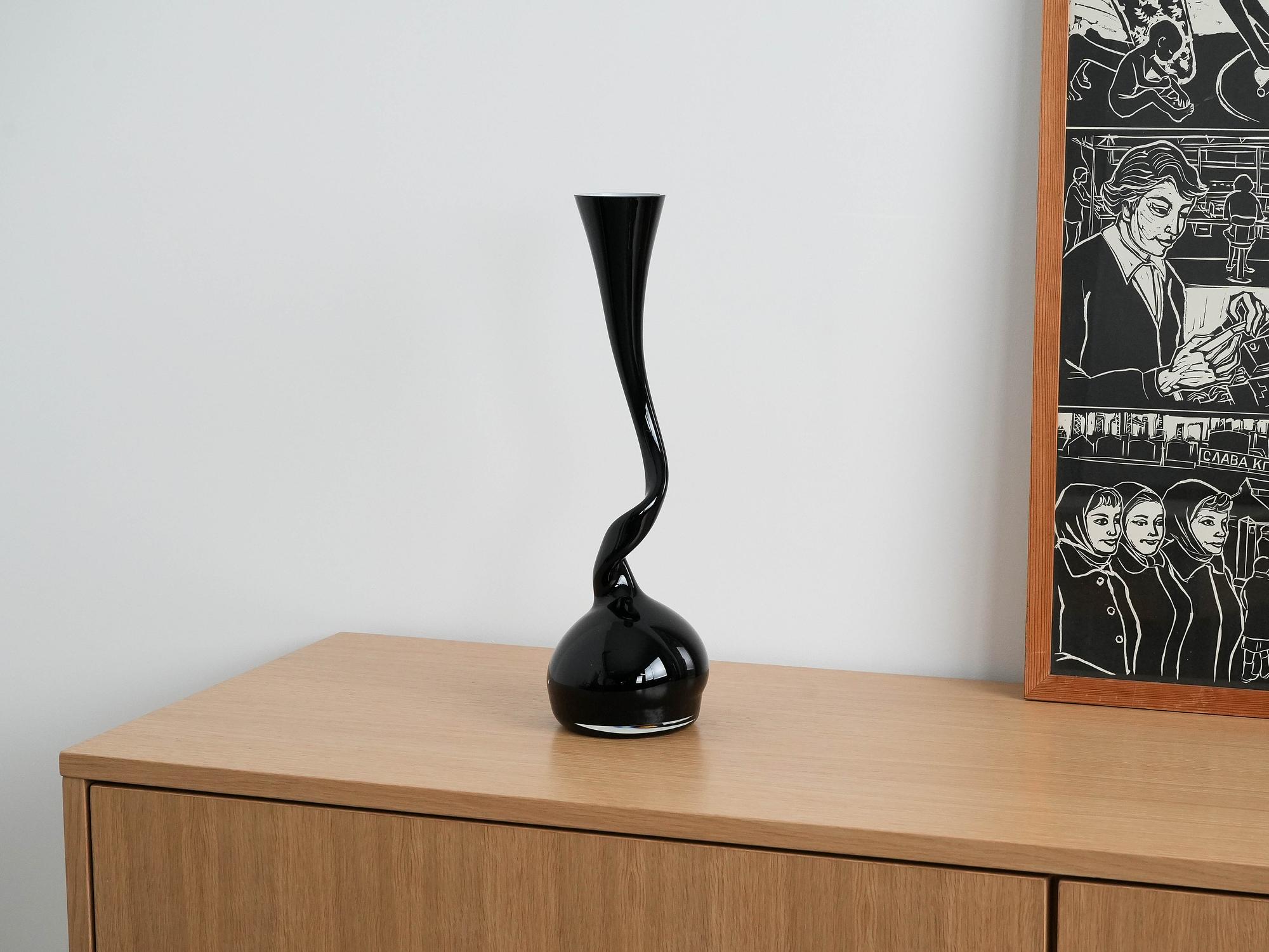 Swing Vase Black 2000s 6