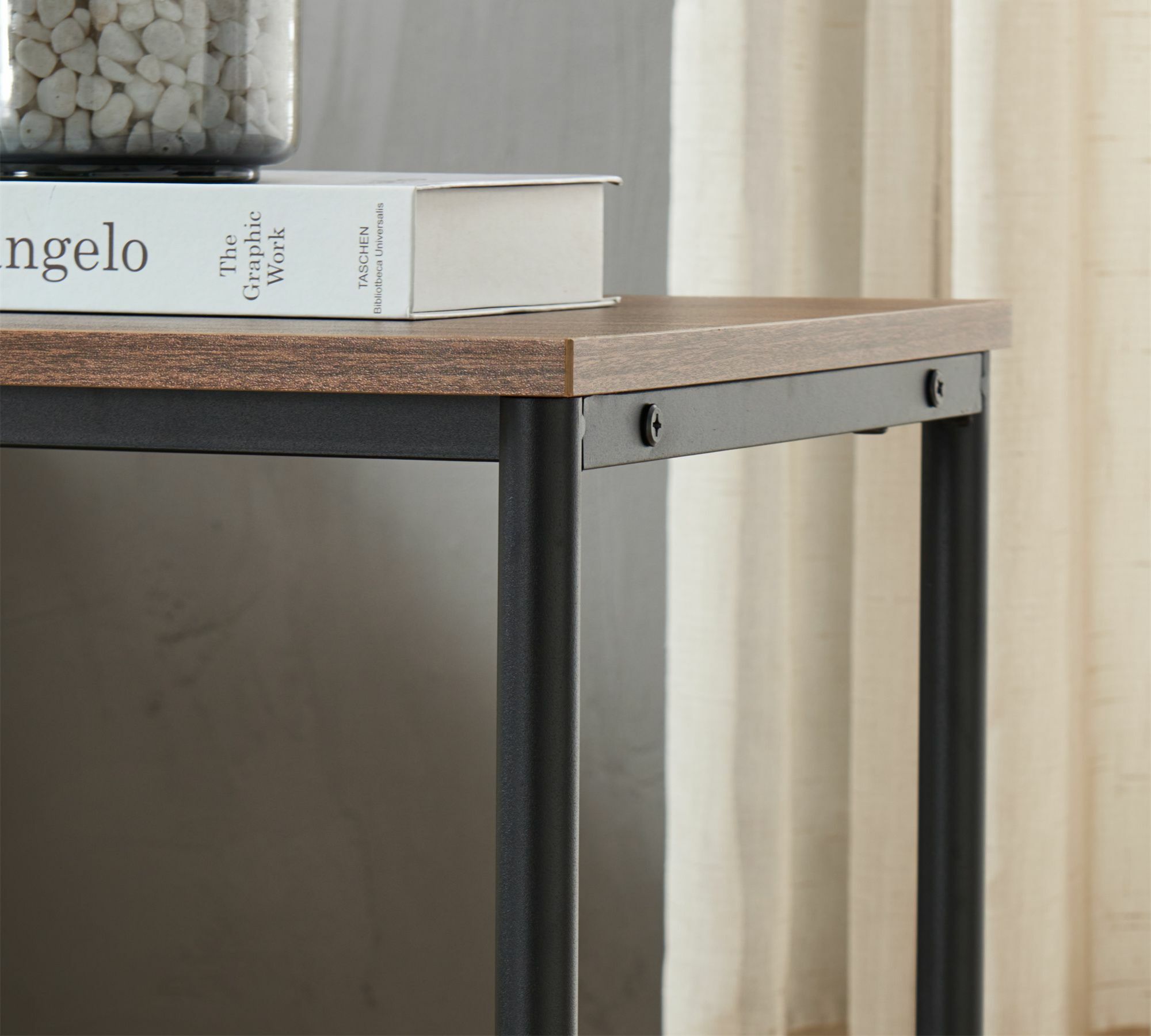 Tisch aus Holz mit Metallrahmen 3