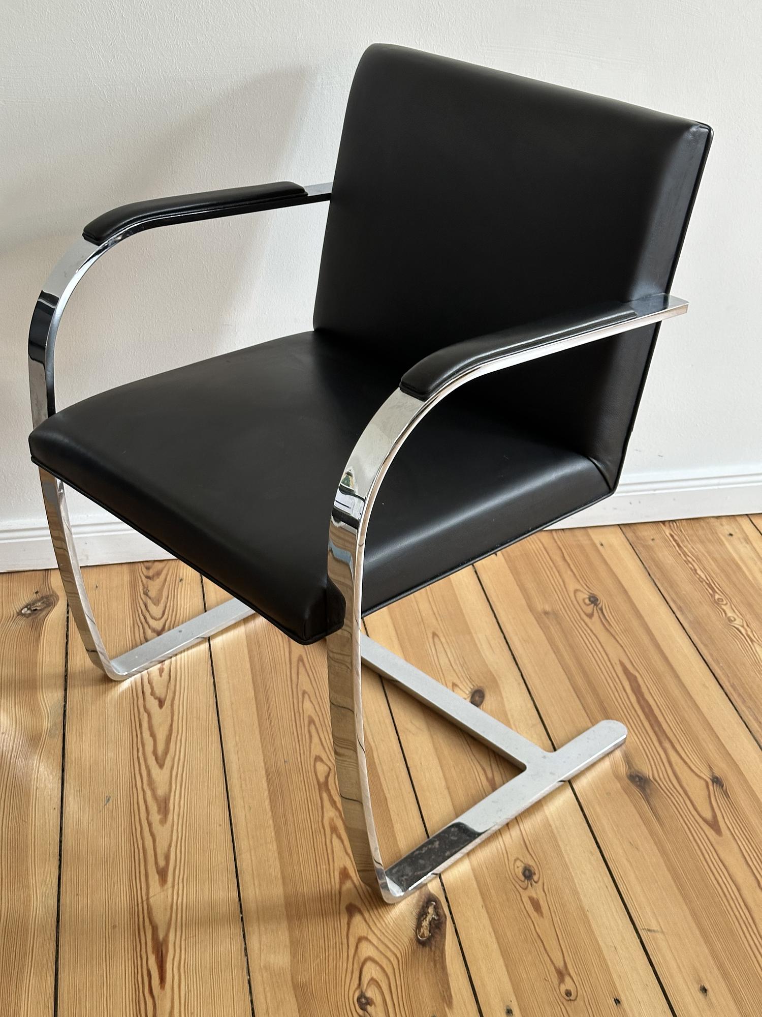 2x Knoll Brno Cantilever Chair Black 2