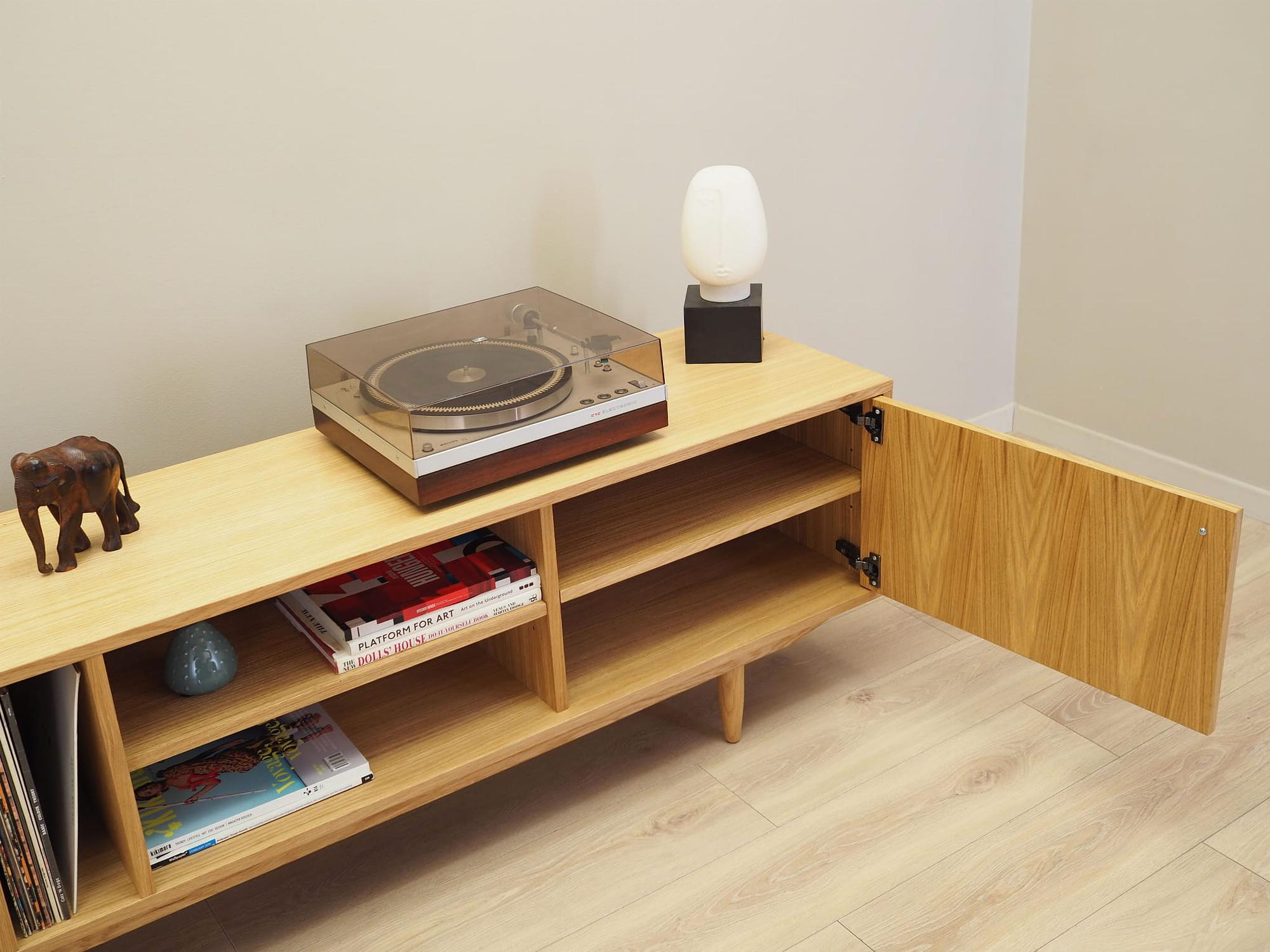 D-S19 Vinylschrank Eichenfurnier 2