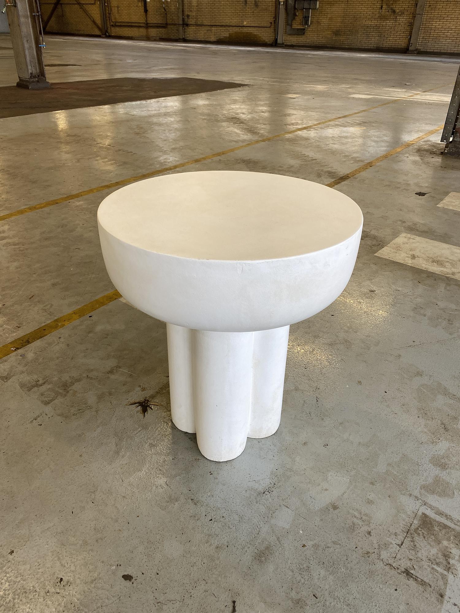 Crown-Tisch Faserbeton Knochenweiß 1