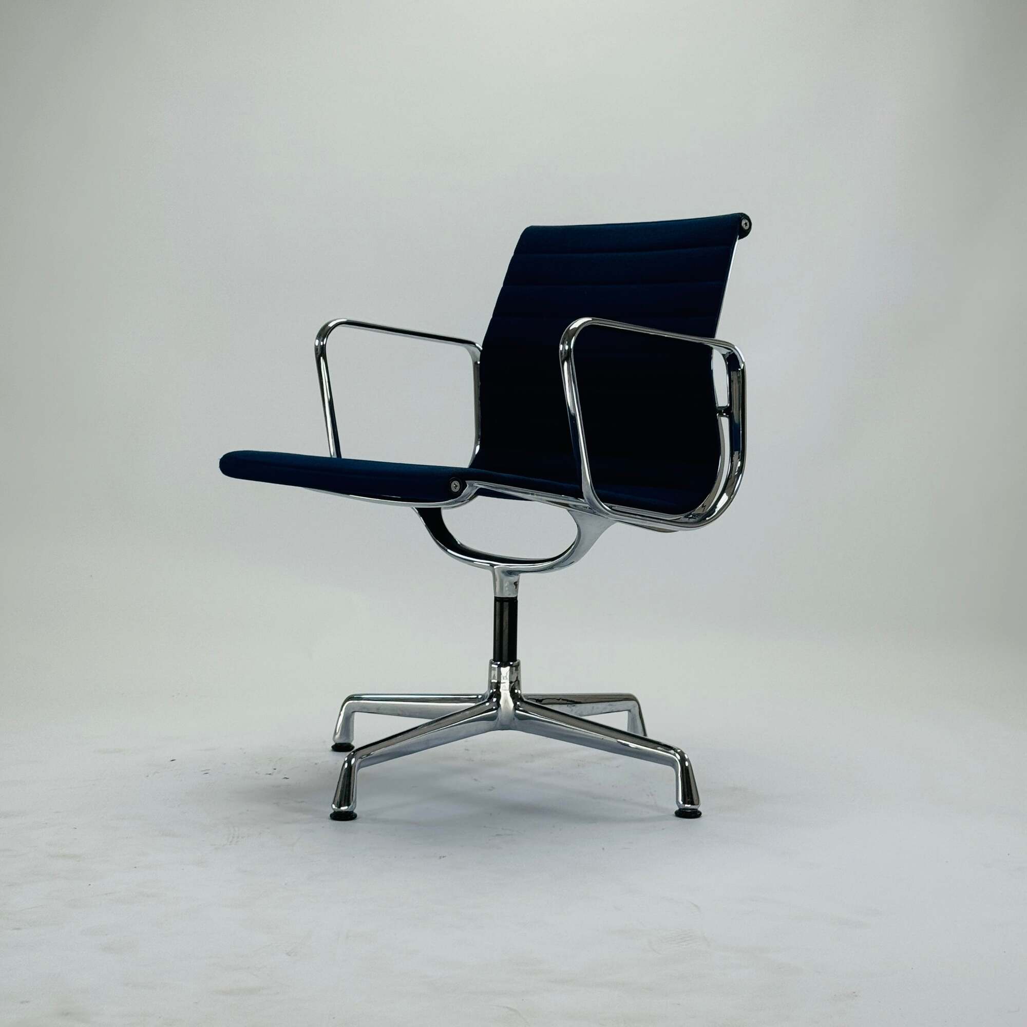 Eames EA 108 Aluminium Chair Drehbar Navy 0