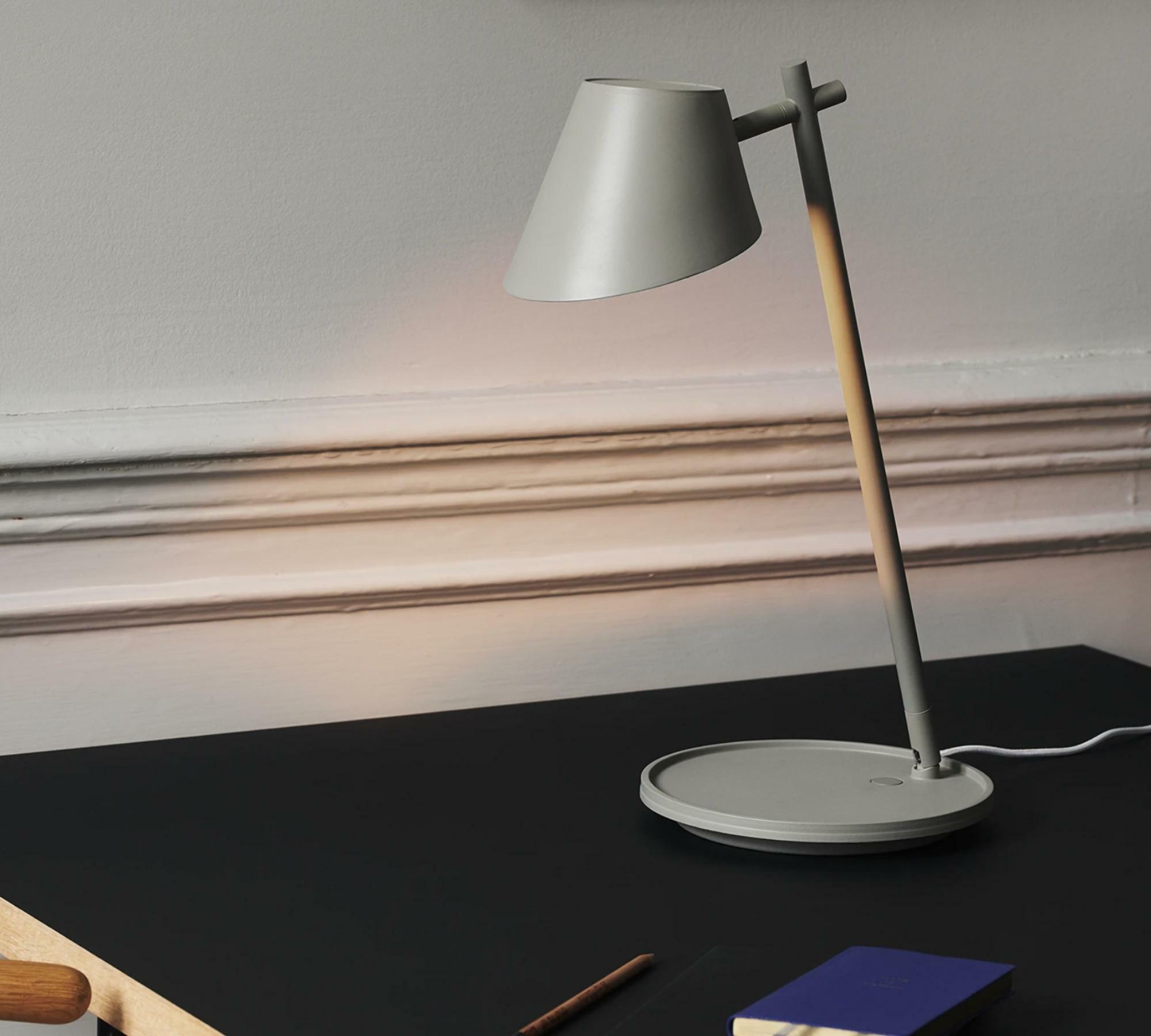 LED-Tischleuchte mit USB-Steckdose Grau 4