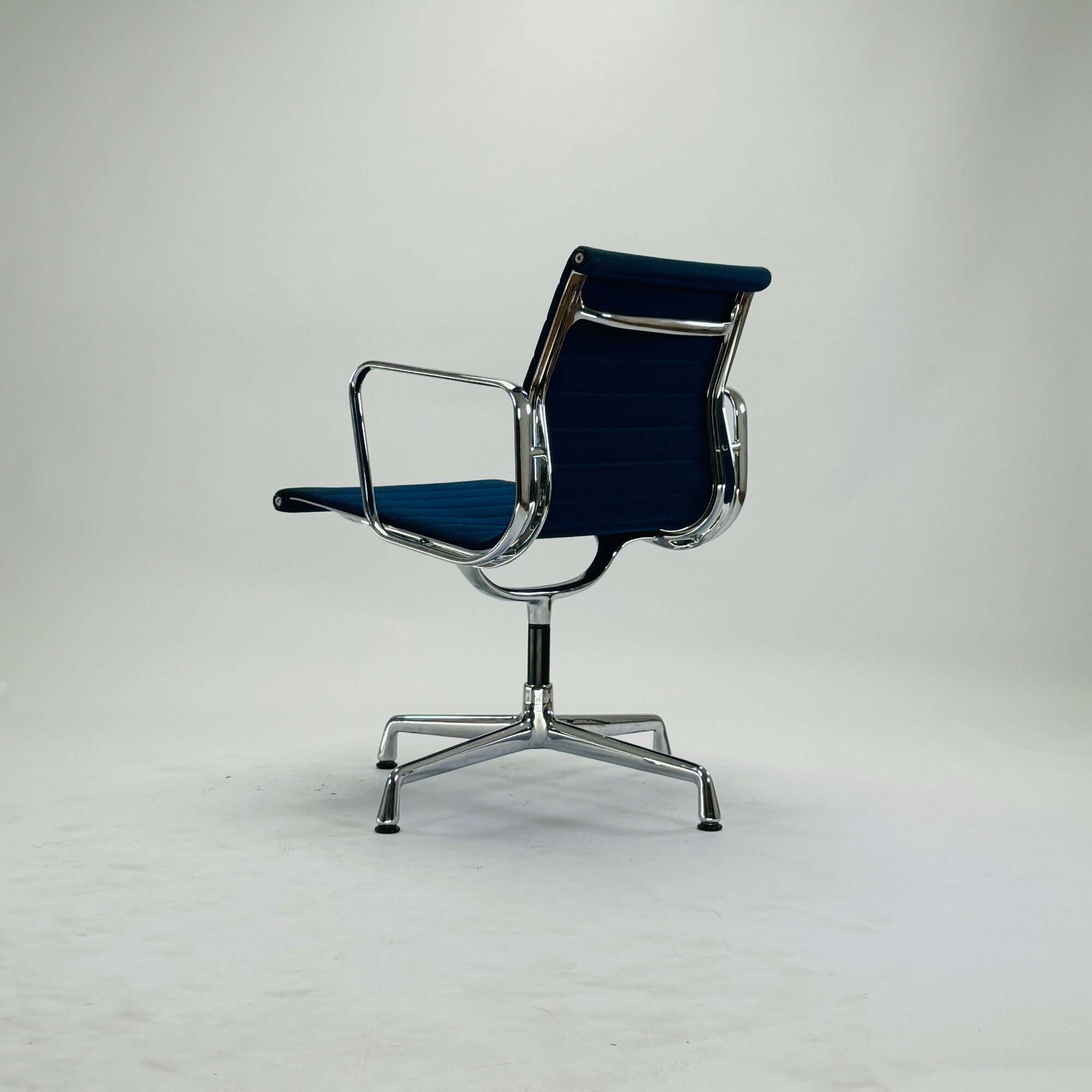 Eames EA 108 Aluminium Chair Drehbar Navy 4