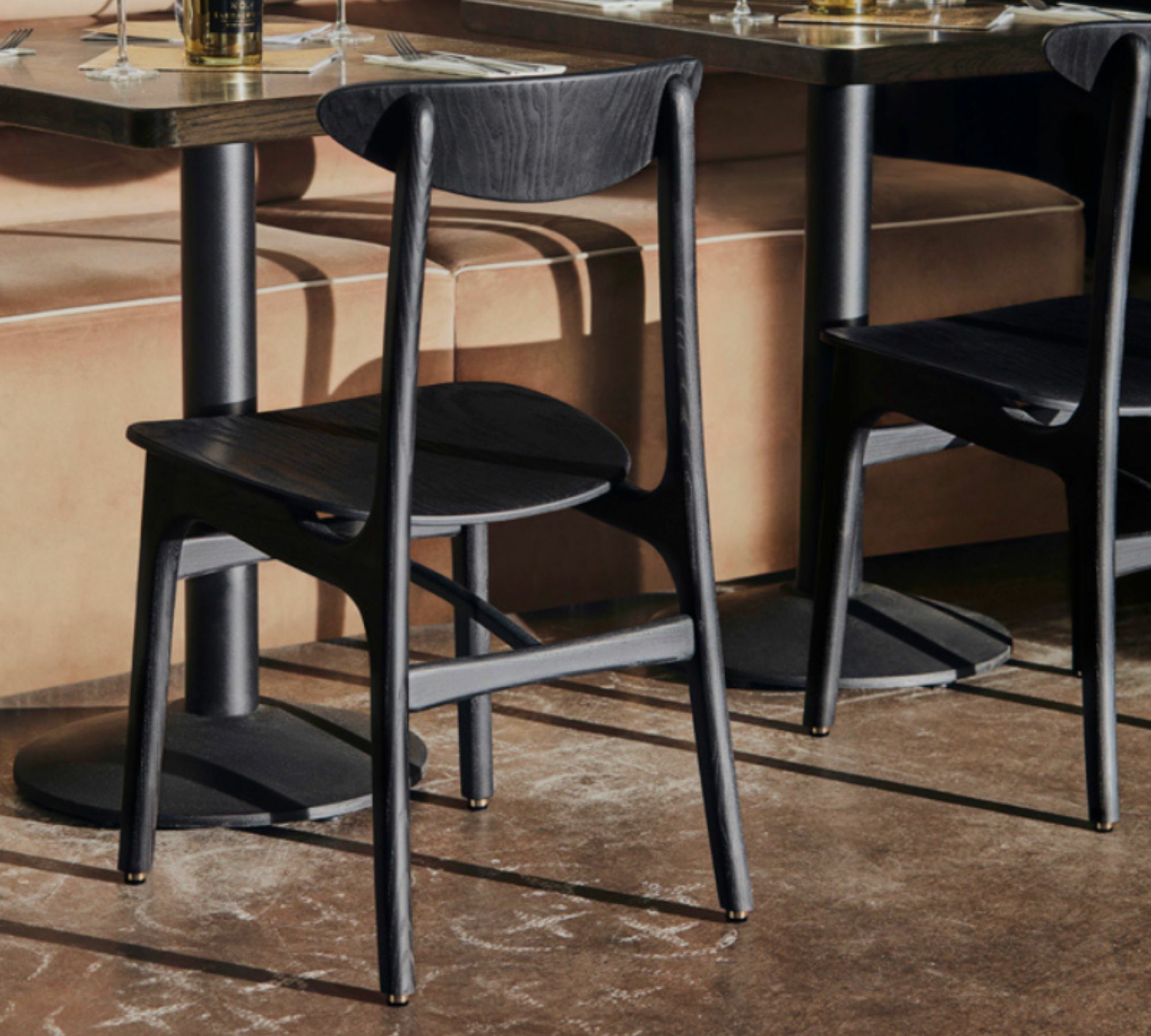 200-190 Stuhl Eschenholz Schwarz 1