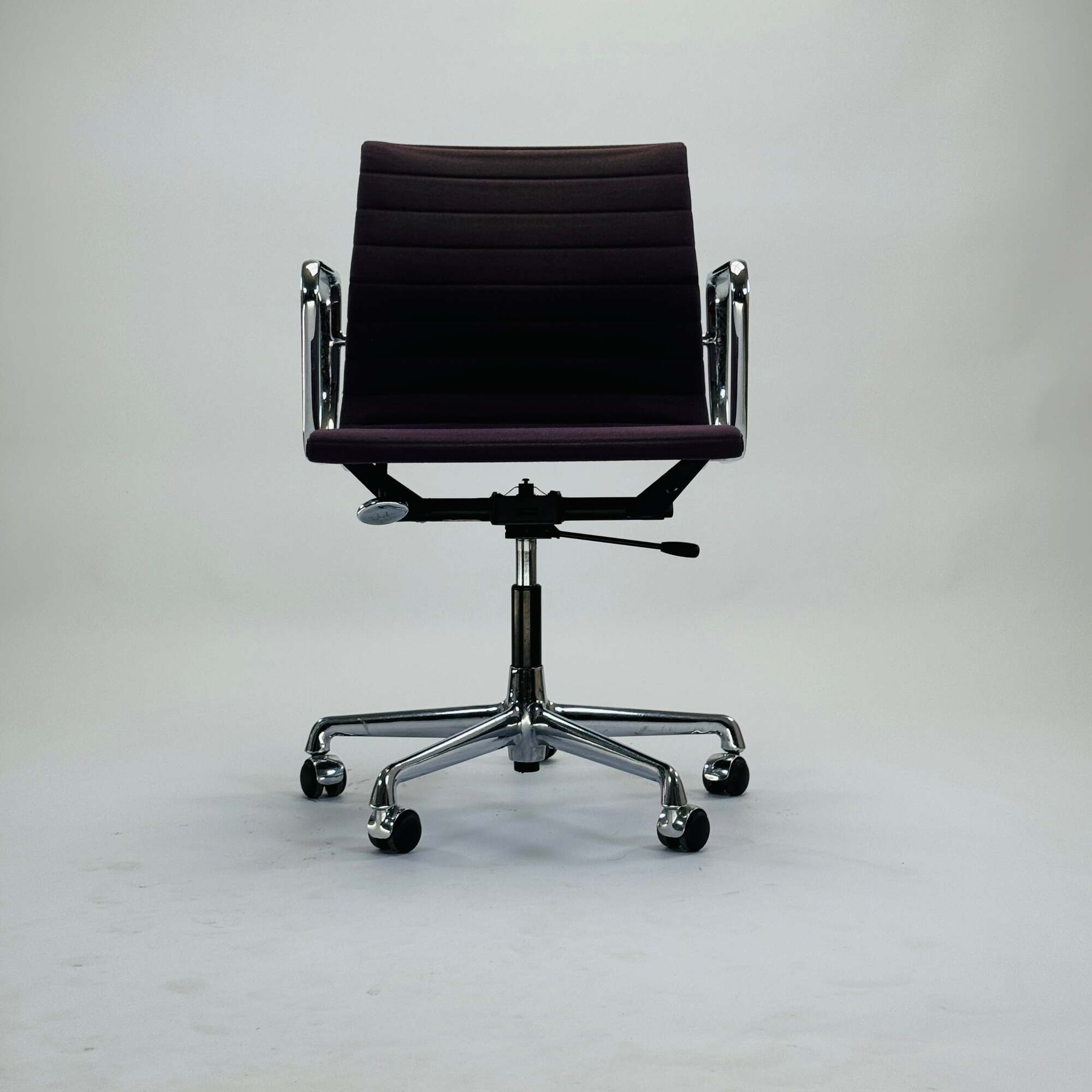 Eames EA 117 Chair Aluminium Lila 0