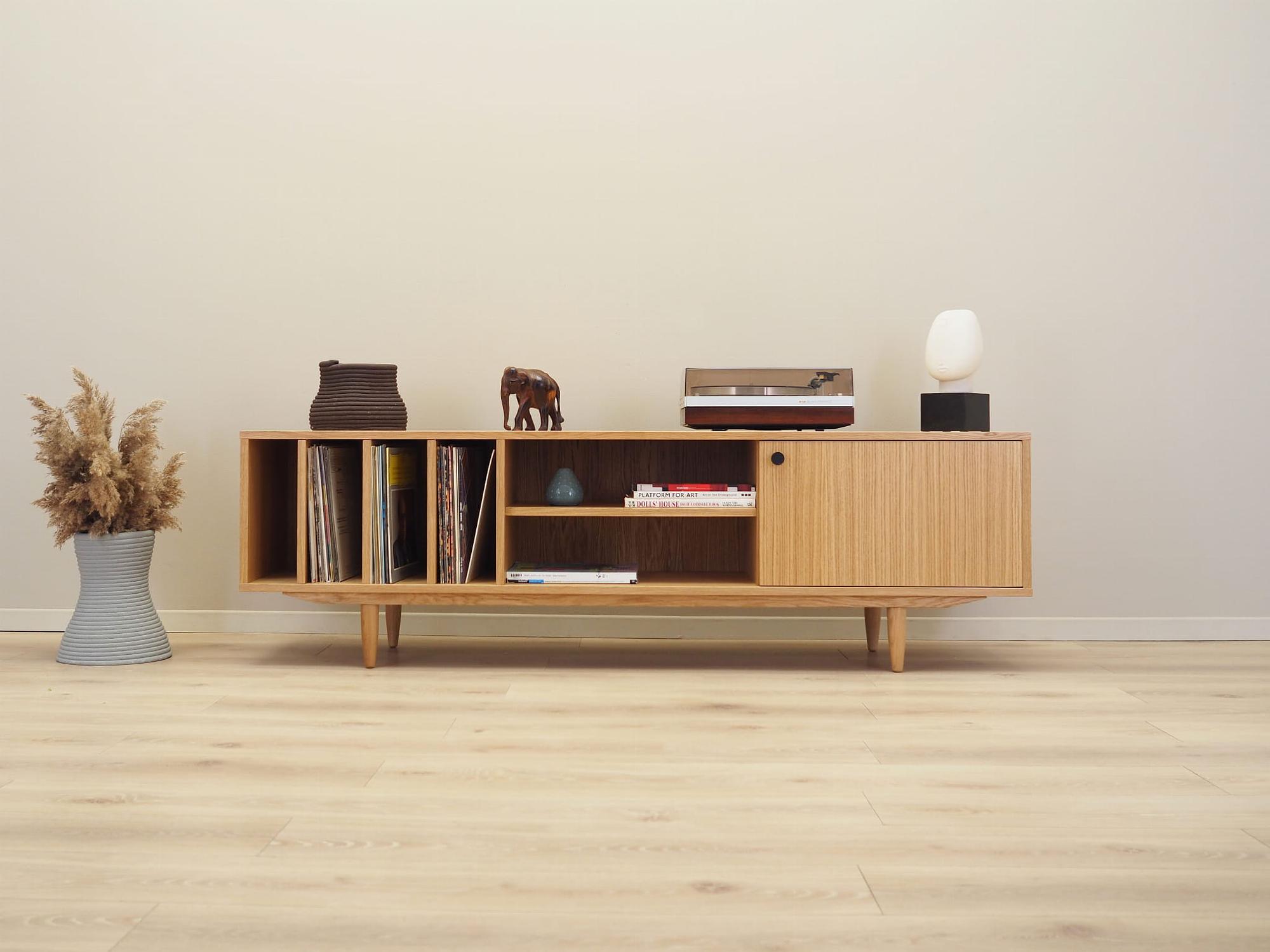 D-S19 Vinylschrank Eichenfurnier 1