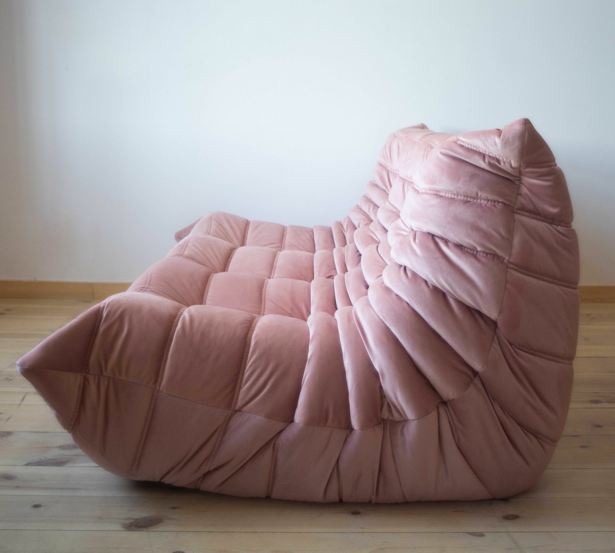 Divano Togo 3 posti velluto rosa perla 1