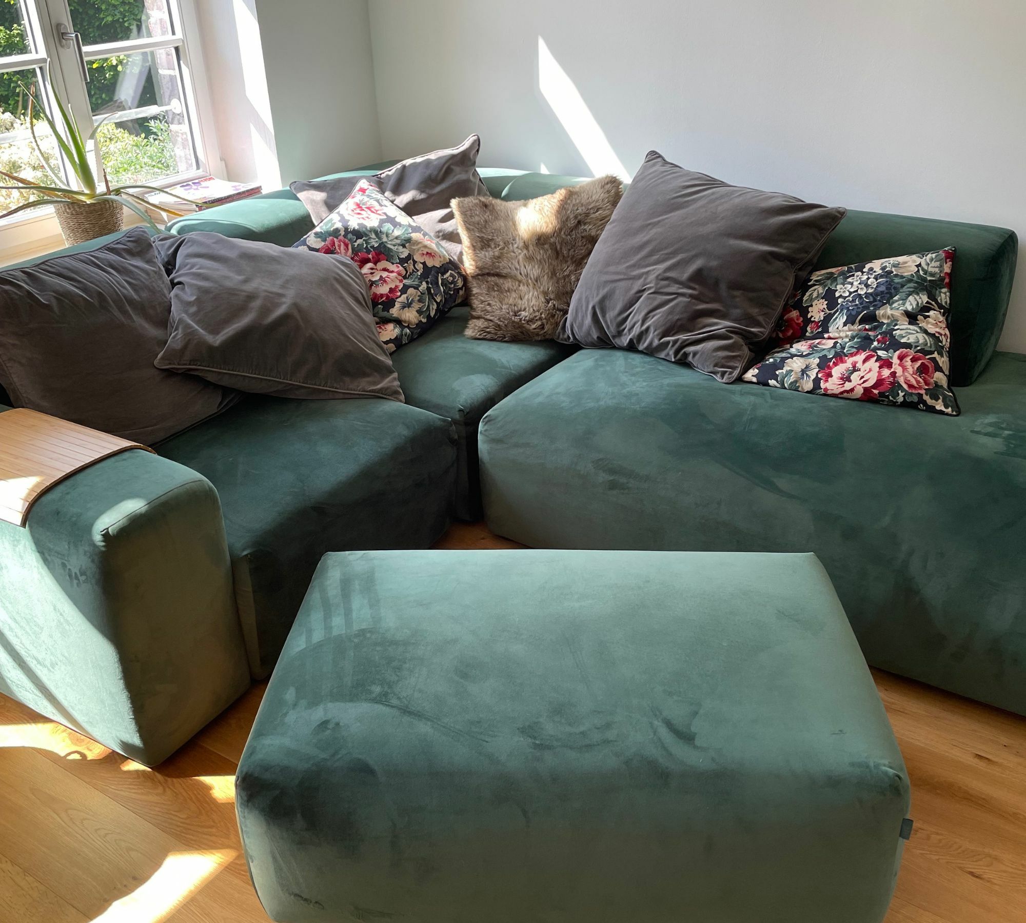 Pyllow Sofa Récamiere Rechts inkl. Hocker Samt Tannengrün  0