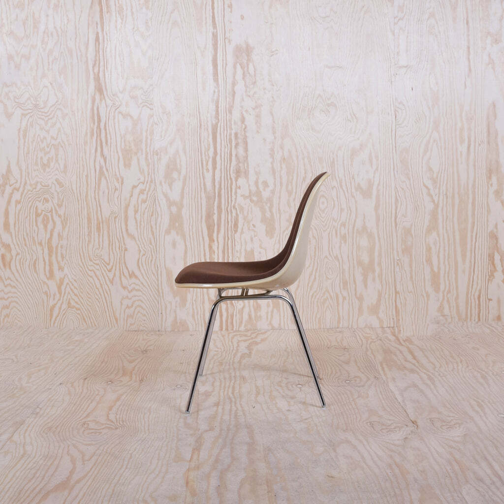 Eames Plastic side Chair DSX Vollpolster Braun 1