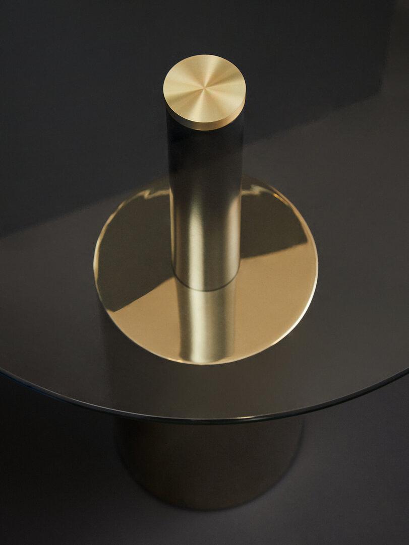Oria Beistelltisch mit silberner Basis
 0