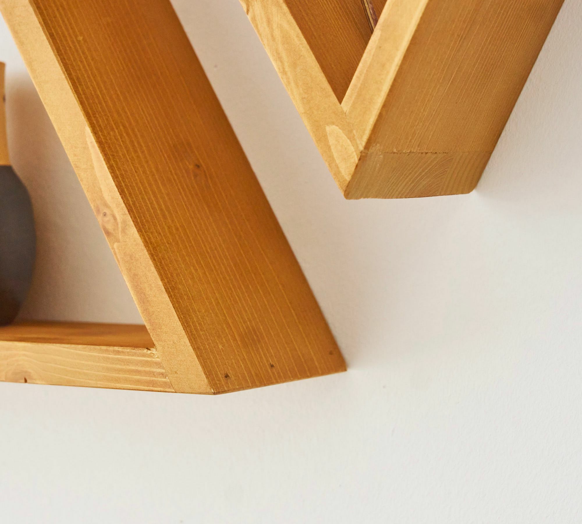 Dreieckiges Regal Ein Regalbrett Holz Sand 2