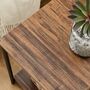 Tisch aus Holz mit Metallrahmen 1