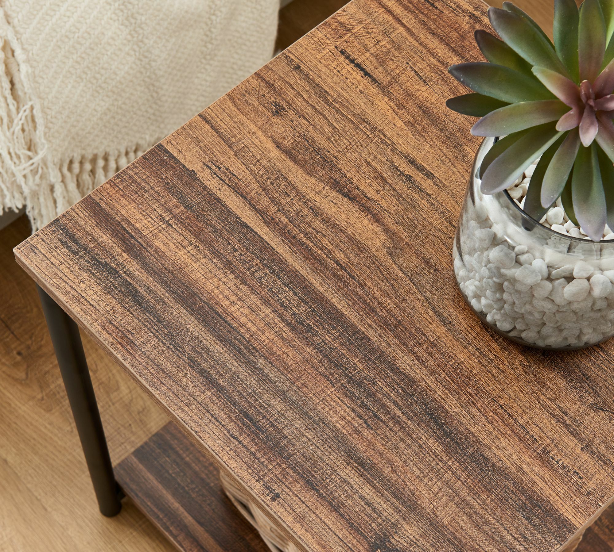 Tisch aus Holz mit Metallrahmen 1