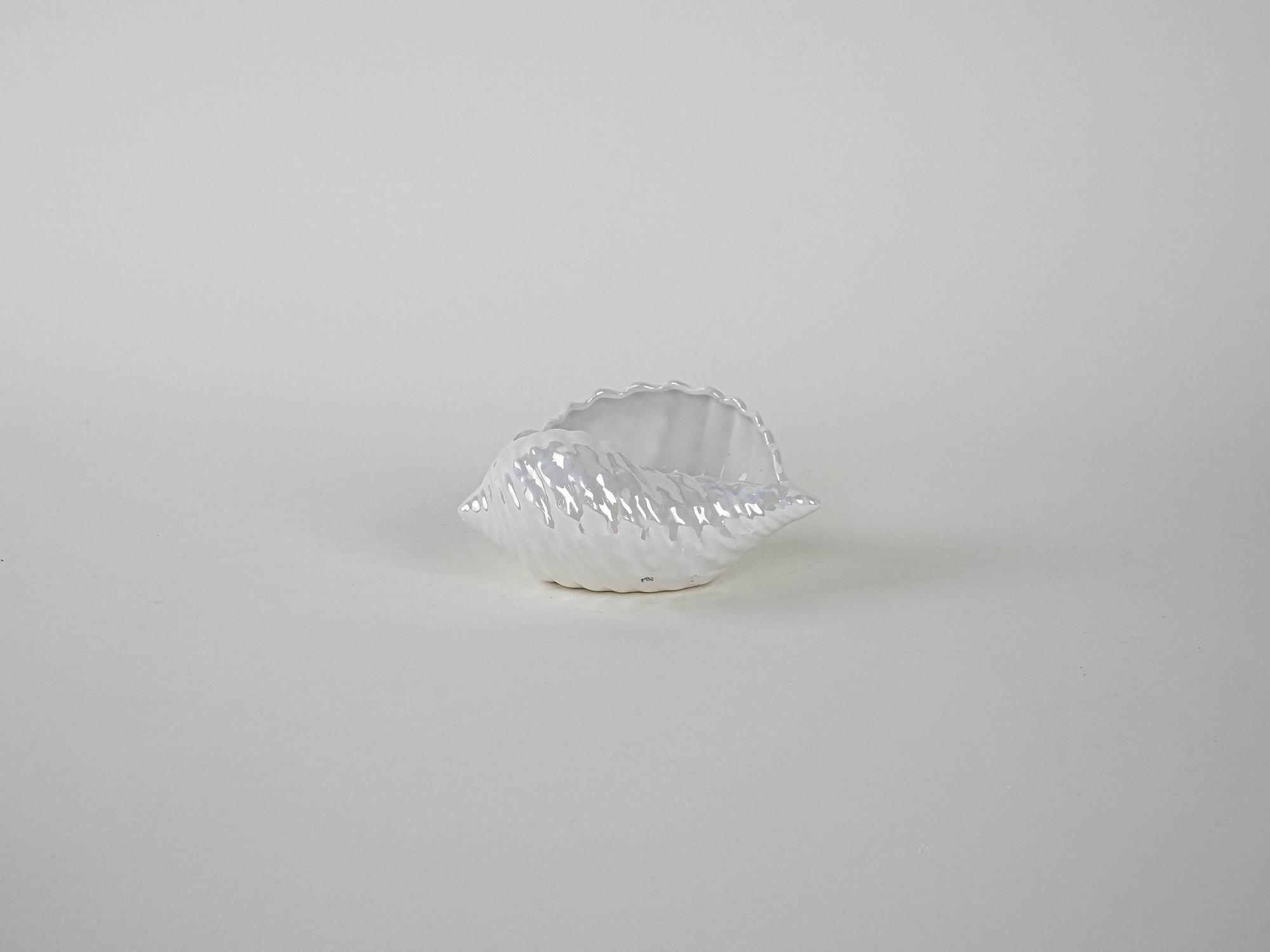 Decorative porcelain shell-shaped bowl White 1970s 2