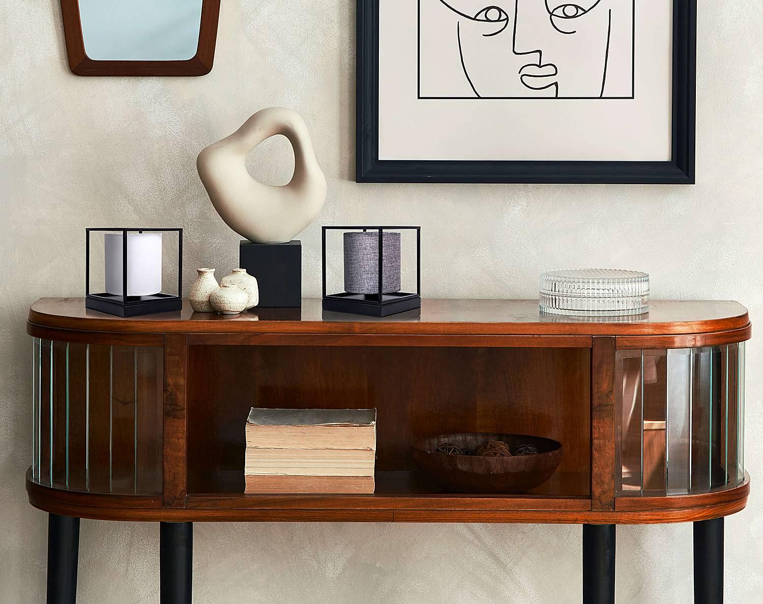 Beta table lamp
Iron
Blended fabric
1-flame 1