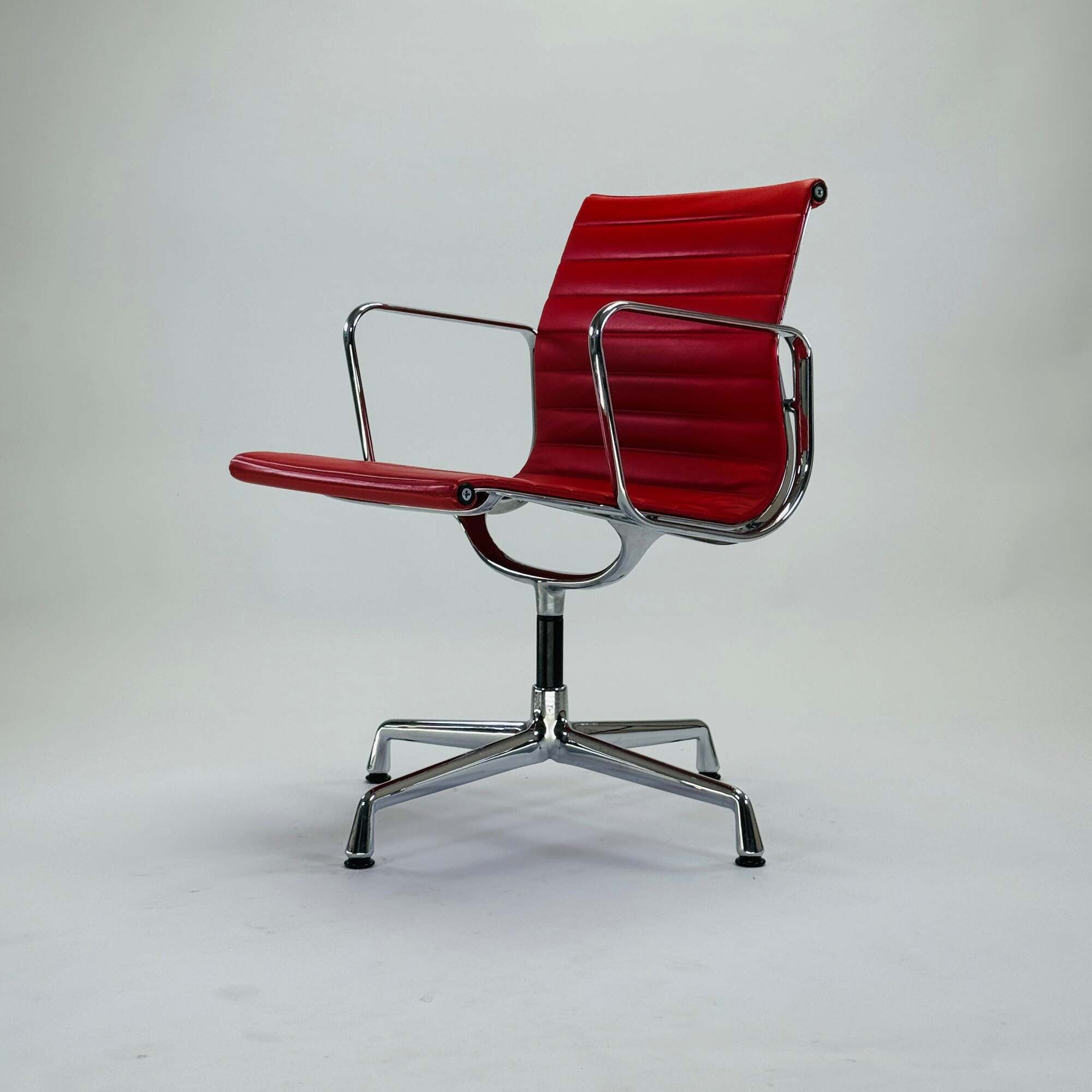 Eames EA 108 Aluminium Chair Leder Rot 0