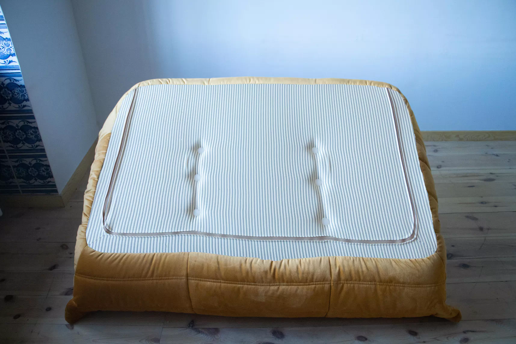 Togo Sofa 2-seater velvet golden yellow 2