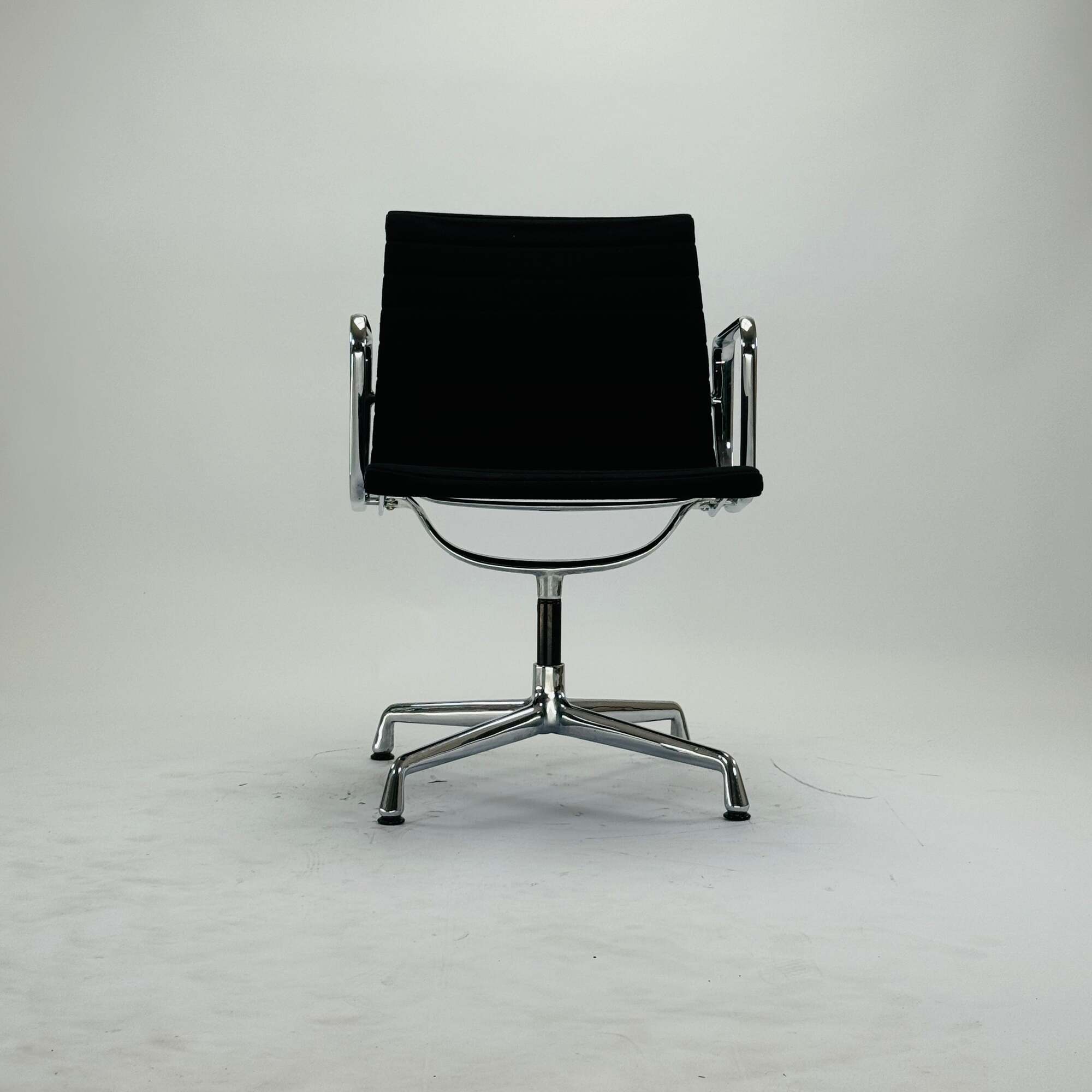 Eames EA 108 Aluminium Chair Schwarz 3