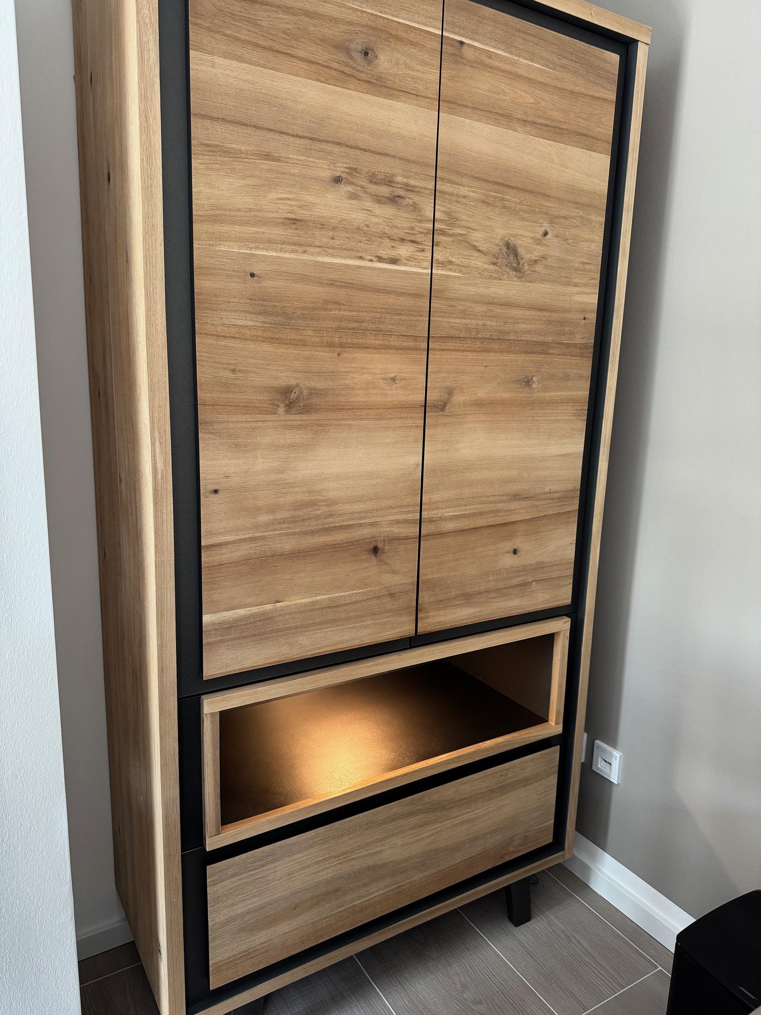 Schrank mit LED-Beleuchtung Akazienholz 1