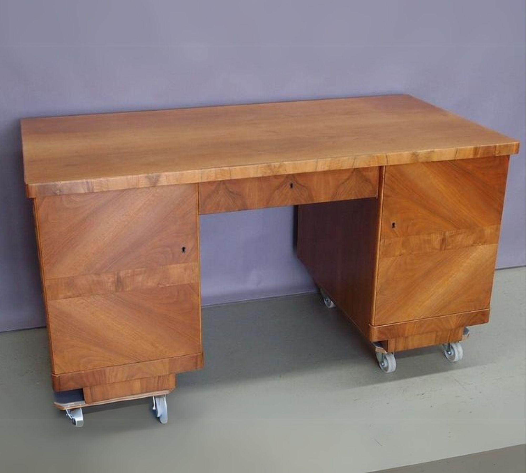 Vintage Schreibtisch Nussbaumholzfurnier Braun 1960er Jahre 0