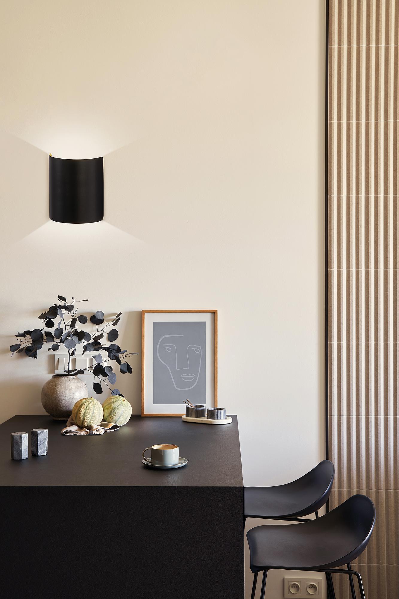 LED wall lamp Halv Black 2