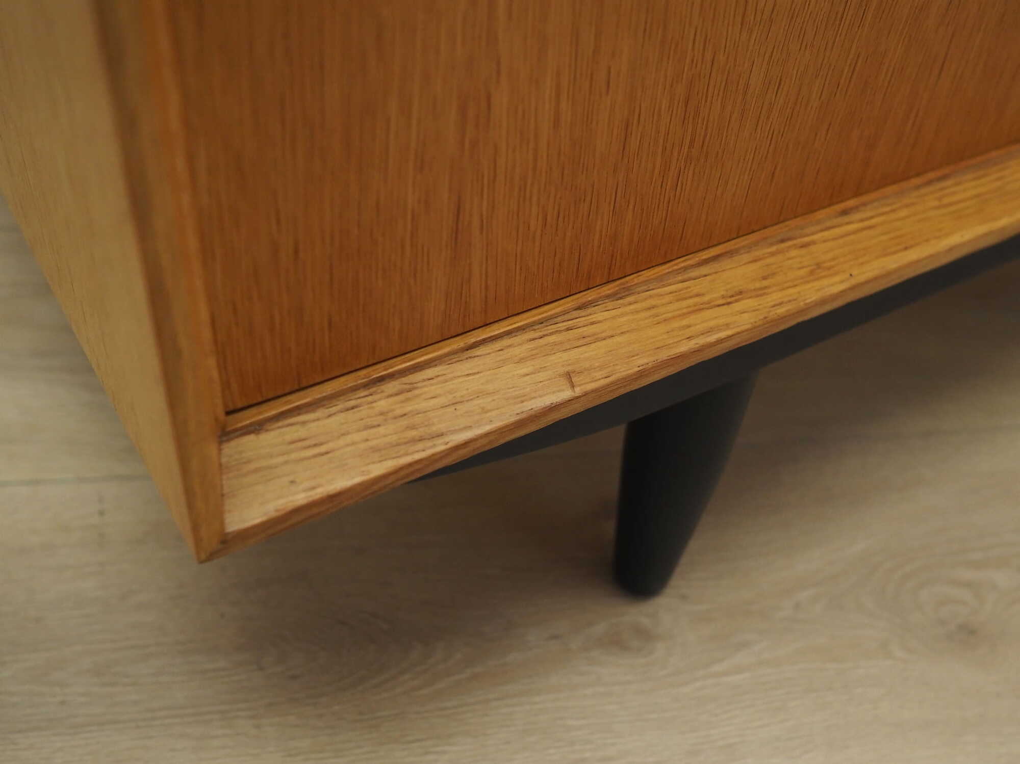 Armadio vintage in legno beige anni '70 9
