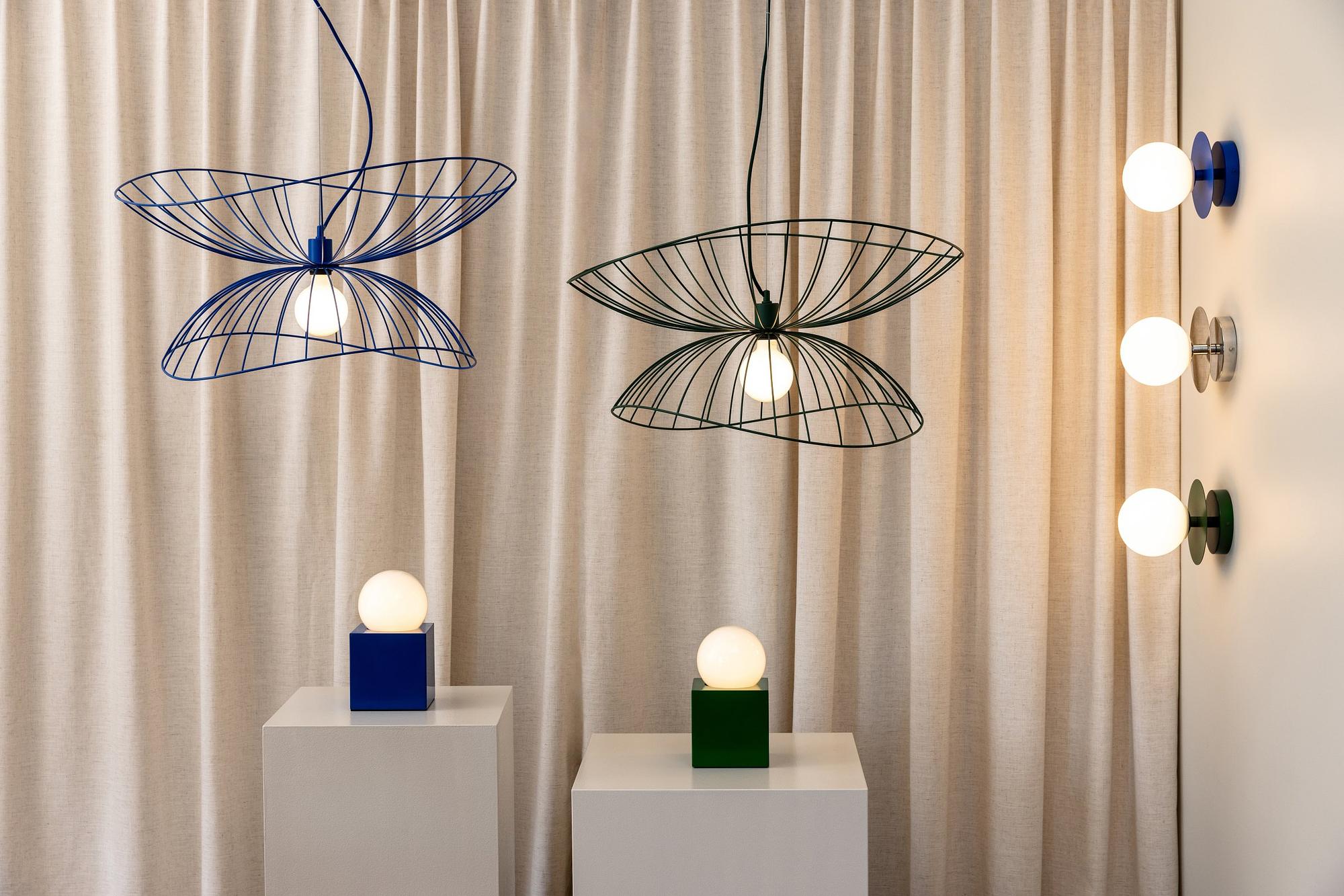 Bob 14 Tischleuchte Blau mit USB-C Ladestation 4