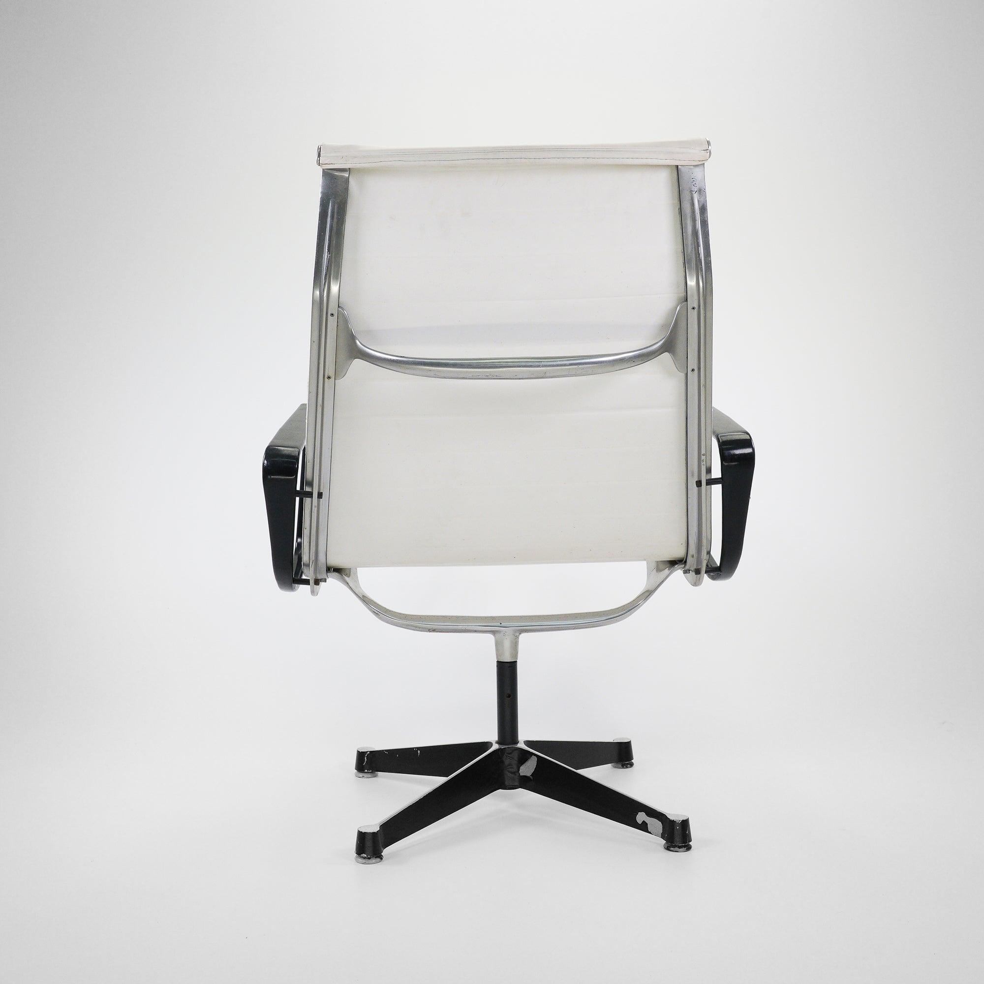 Vitra EA116 Chair Schwarz Weiß 3