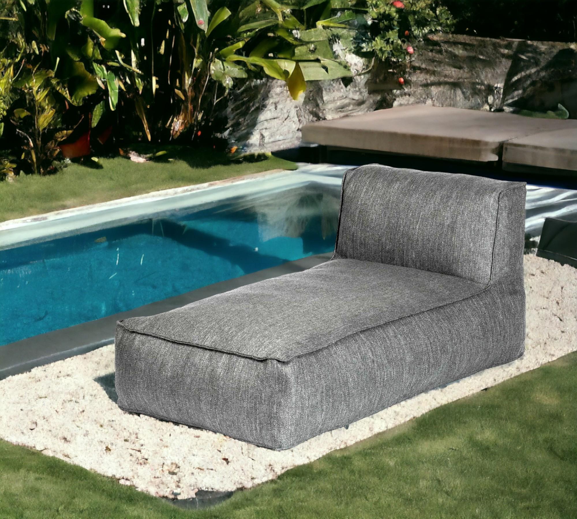 The only German parts of the text are the brand and product name, "Grow Outdoor Chaiselongue Coal 62073".

Here's the translation:

Grow Outdoor Chaise Lounge Coal 62073 1