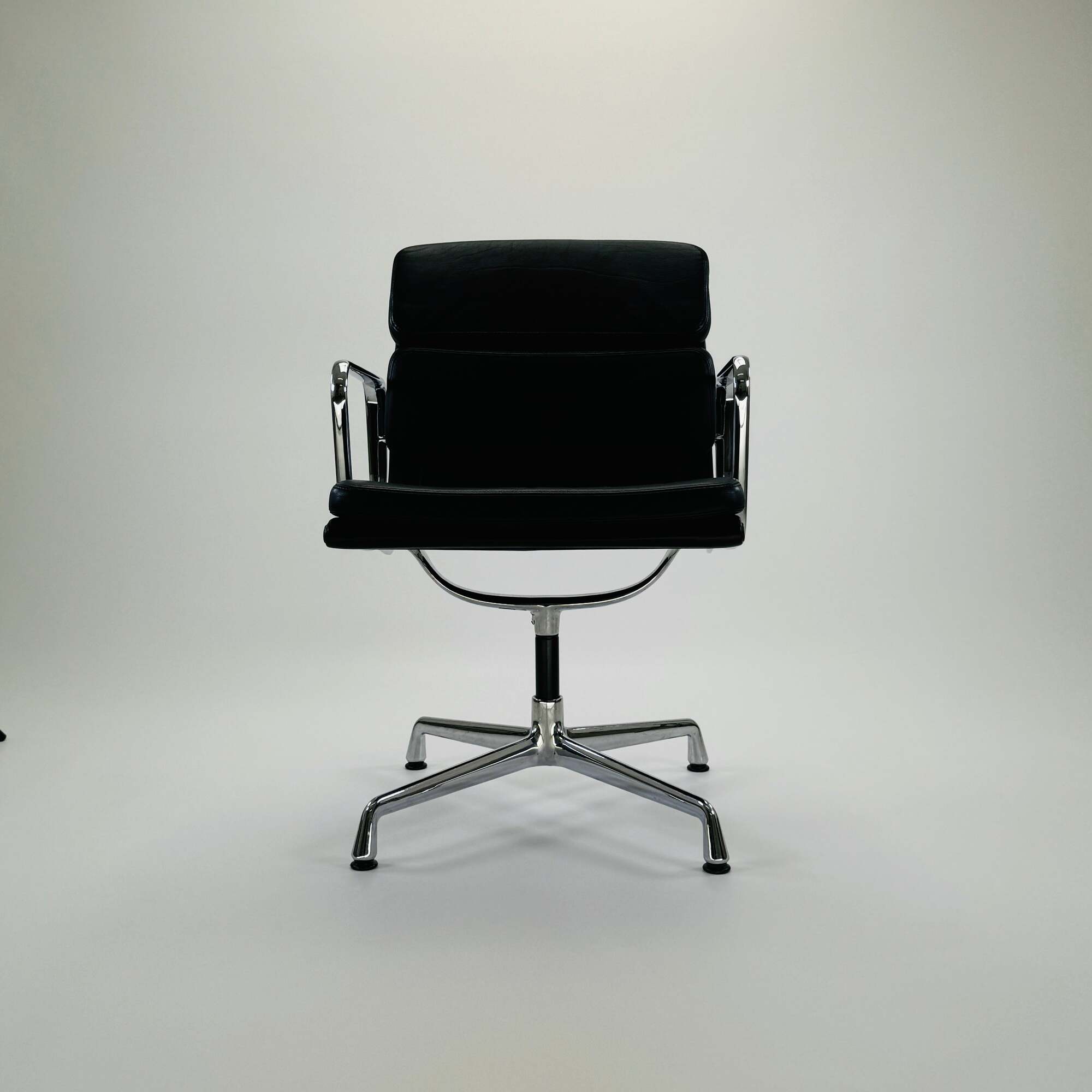 Vitra Eames EA208 Soft Pad Chair Leder Schwarz 3