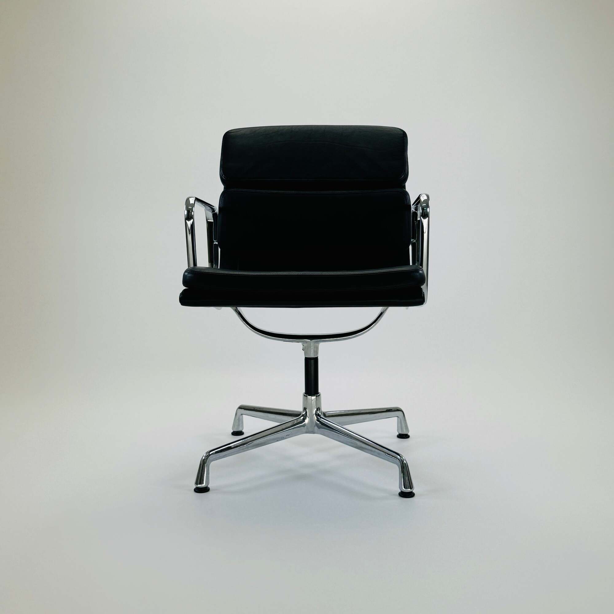 Vitra Eames EA208 Soft Pad Chair Leder Schwarz 1